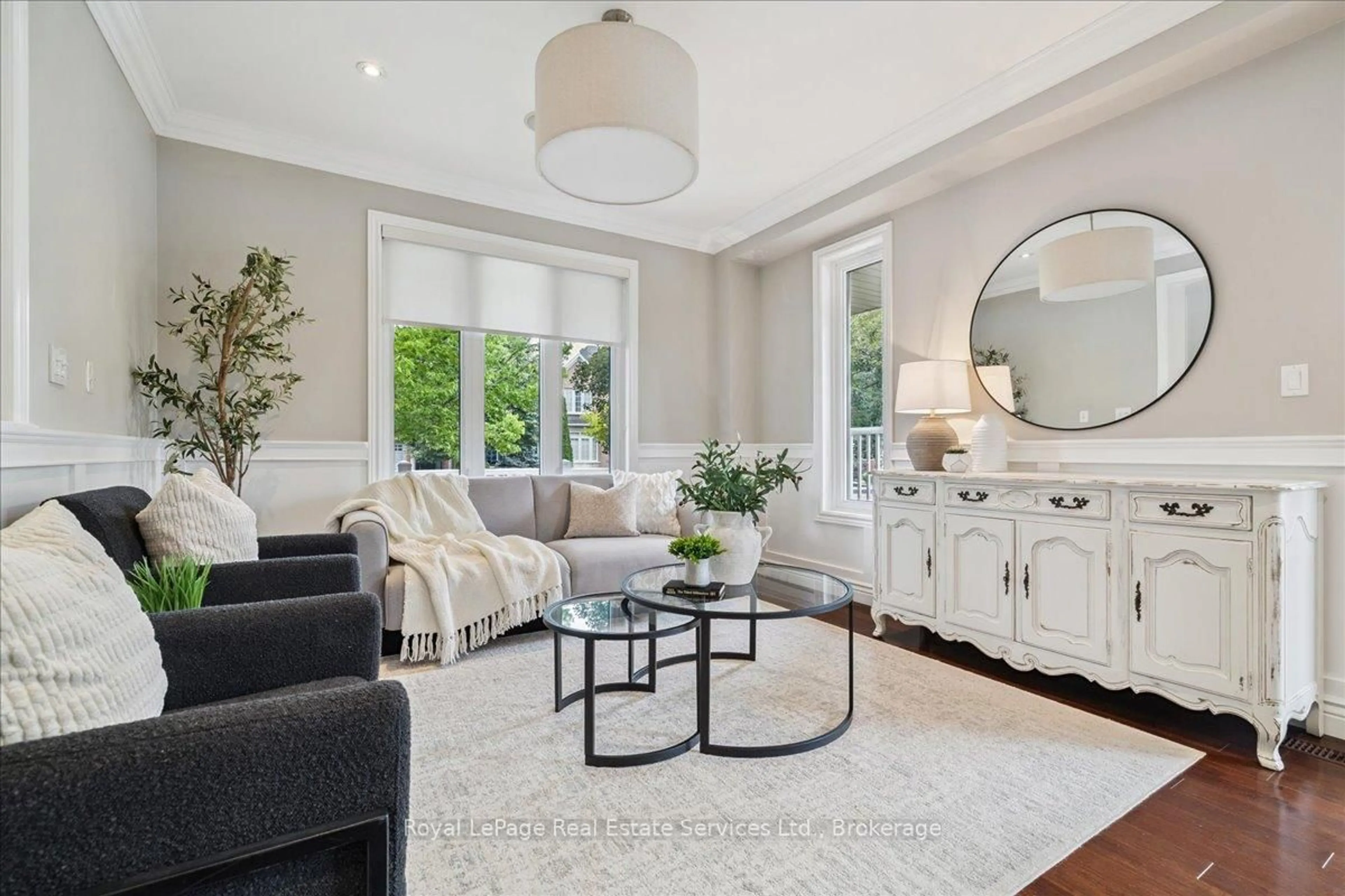 Living room with furniture, unknown for 2310 Briargrove Circ, Oakville Ontario L6M 5A5