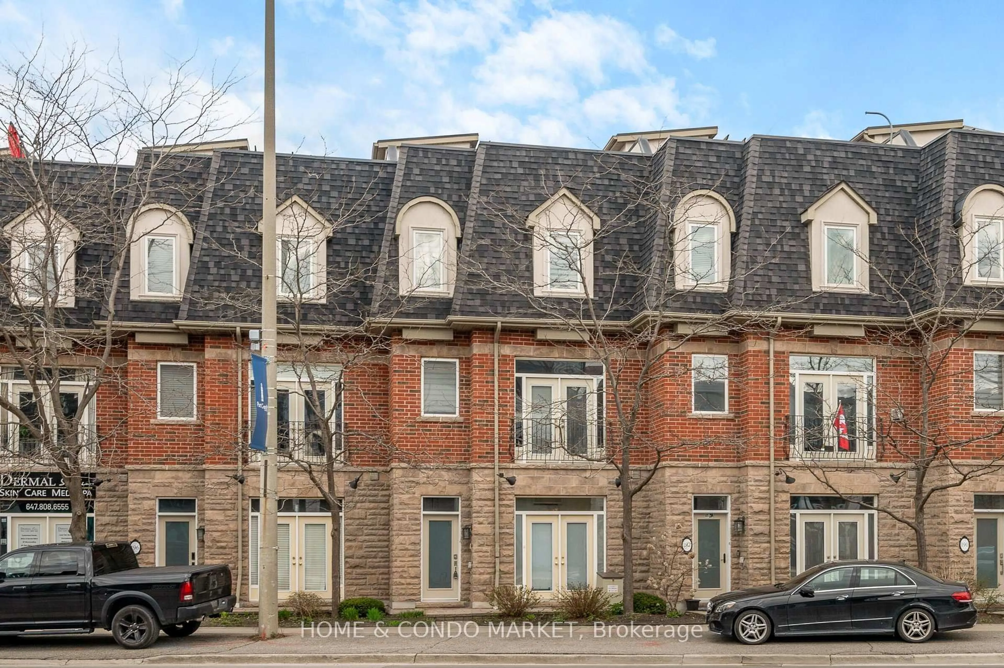 Home with brick exterior material, street for 194 Lakeshore Rd, Mississauga Ontario L5H 1G6