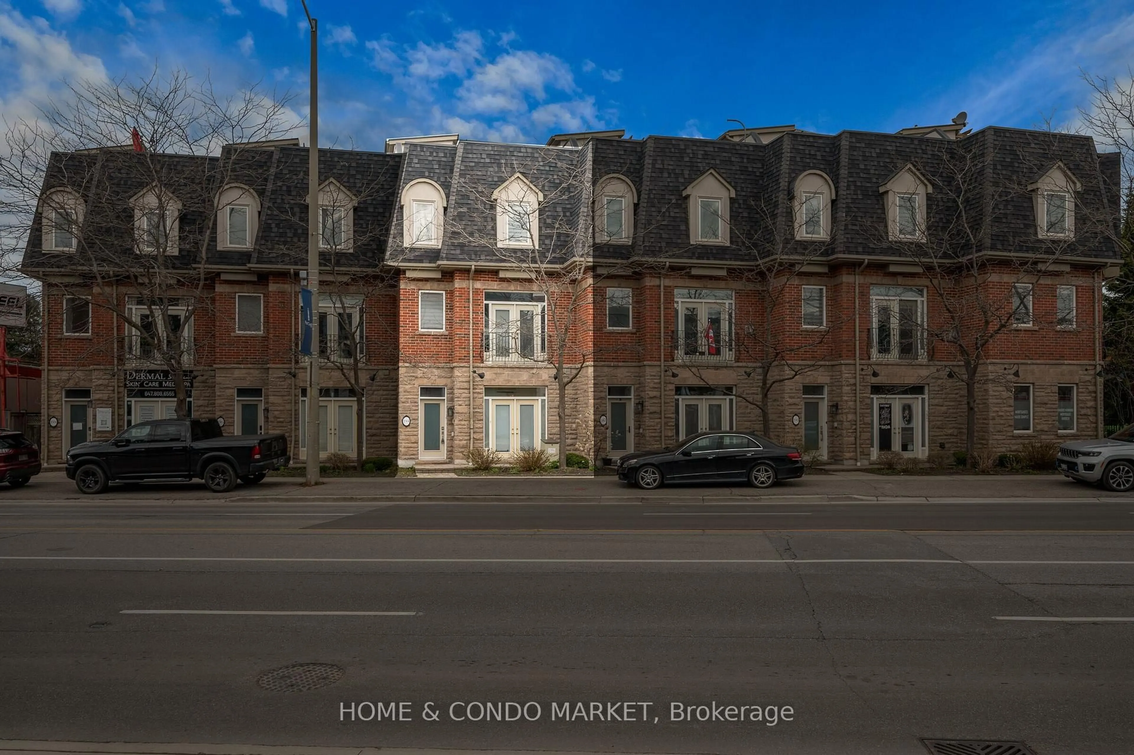 A pic from outside/outdoor area/front of a property/back of a property/a pic from drone, street for 194 Lakeshore Rd, Mississauga Ontario L5H 1G6
