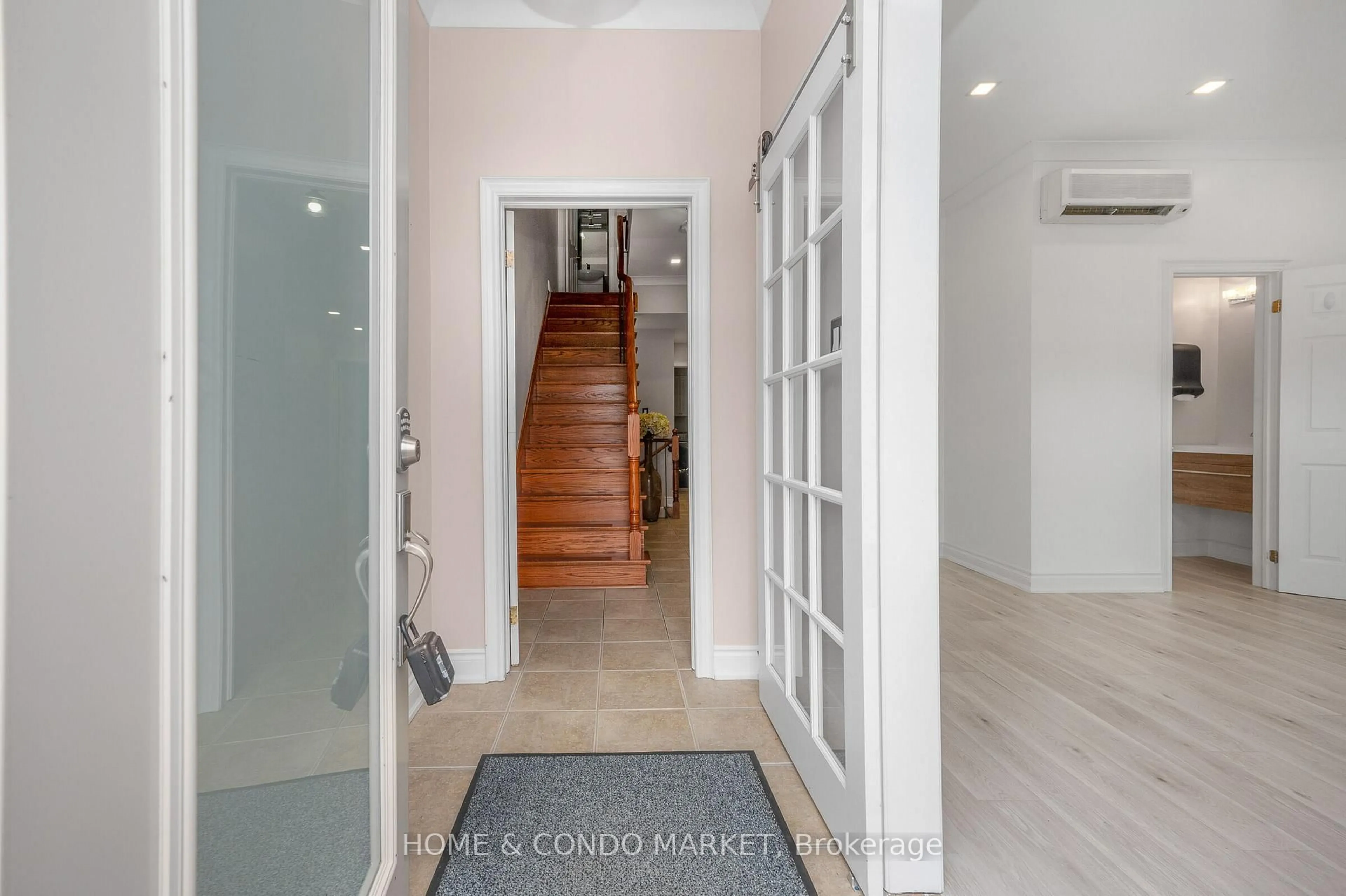 Indoor foyer for 194 Lakeshore Rd, Mississauga Ontario L5H 1G6