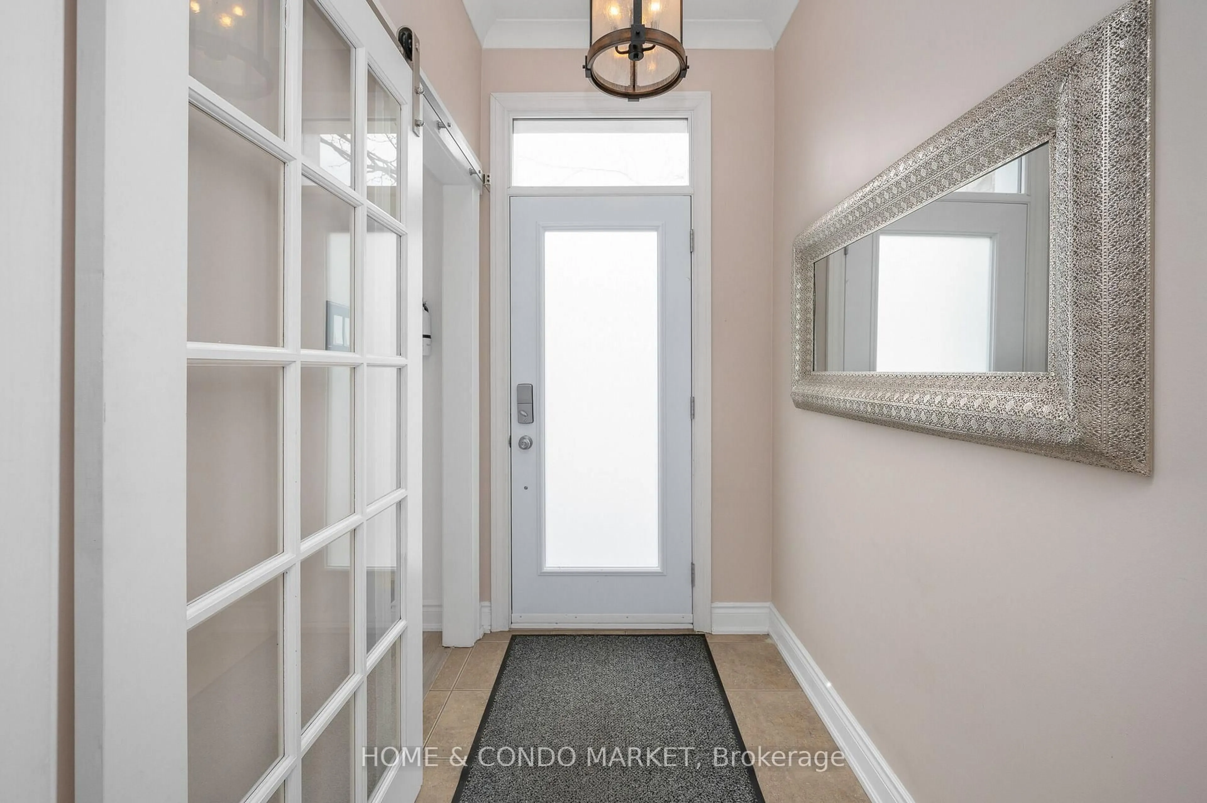 Indoor entryway for 194 Lakeshore Rd, Mississauga Ontario L5H 1G6