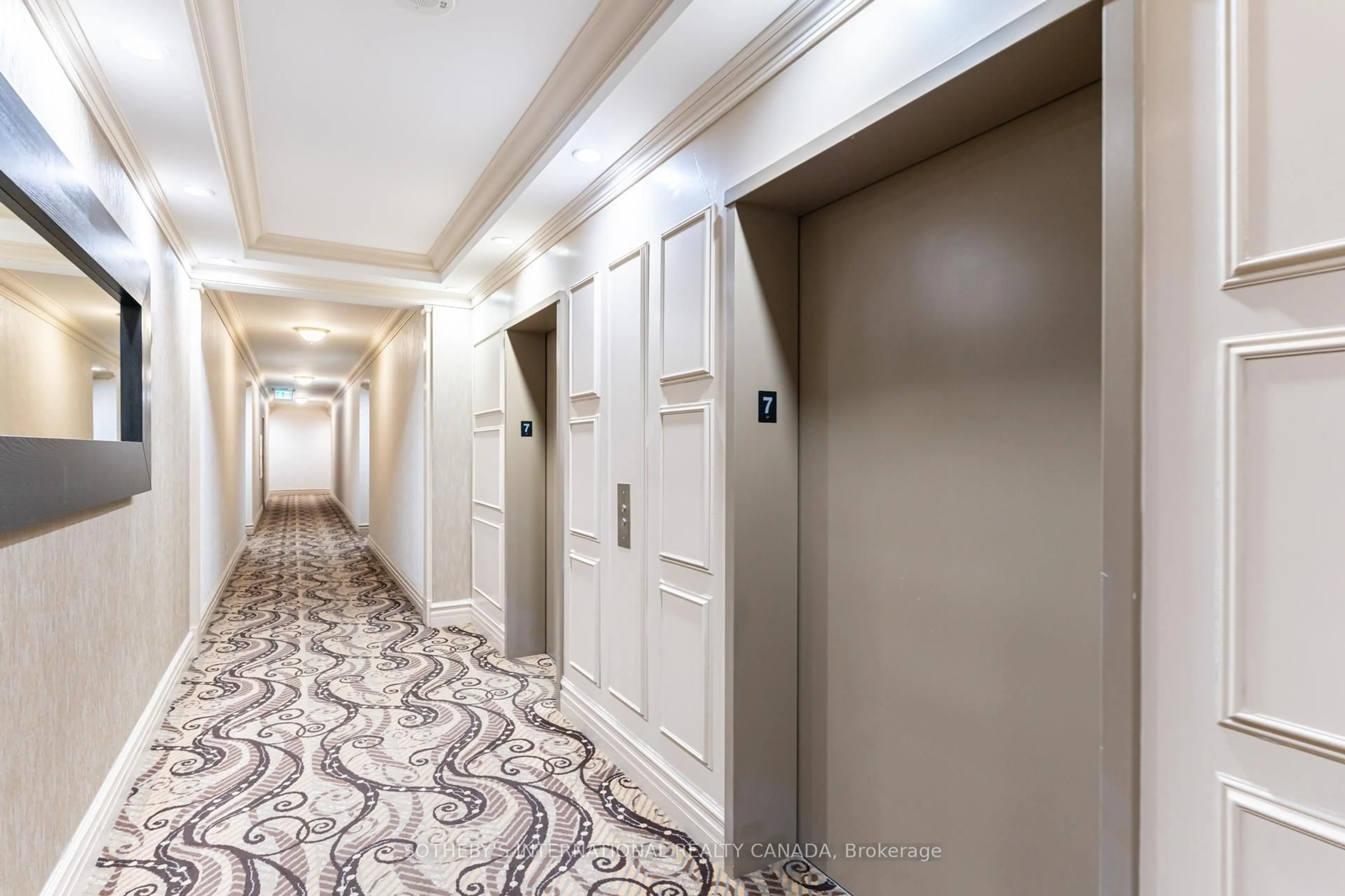 Indoor foyer for 1 Lomond Dr #708, Toronto Ontario M8X 2Z3