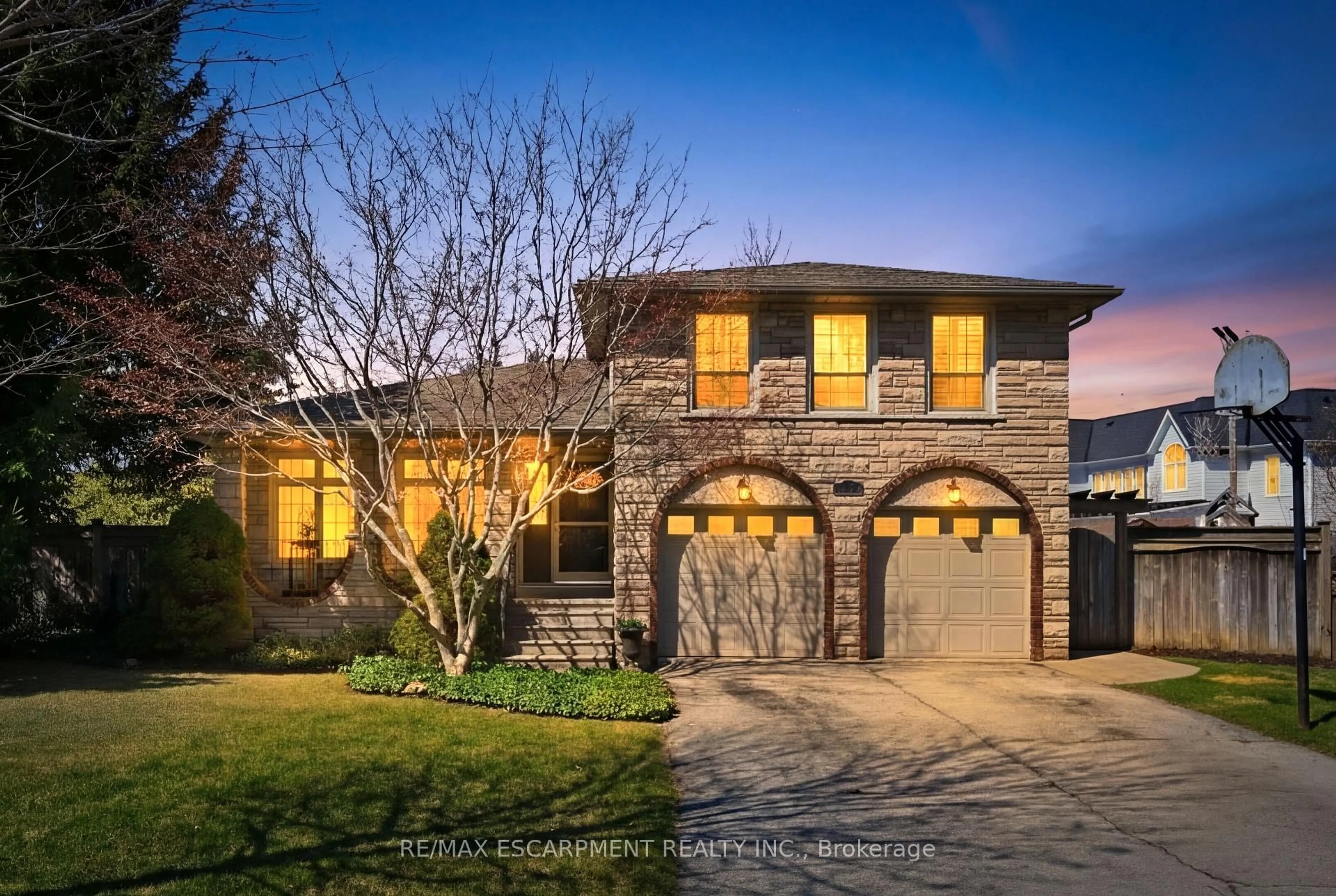 Home with brick exterior material, street for 248 Applevale Crt, Burlington Ontario L7L 2B9