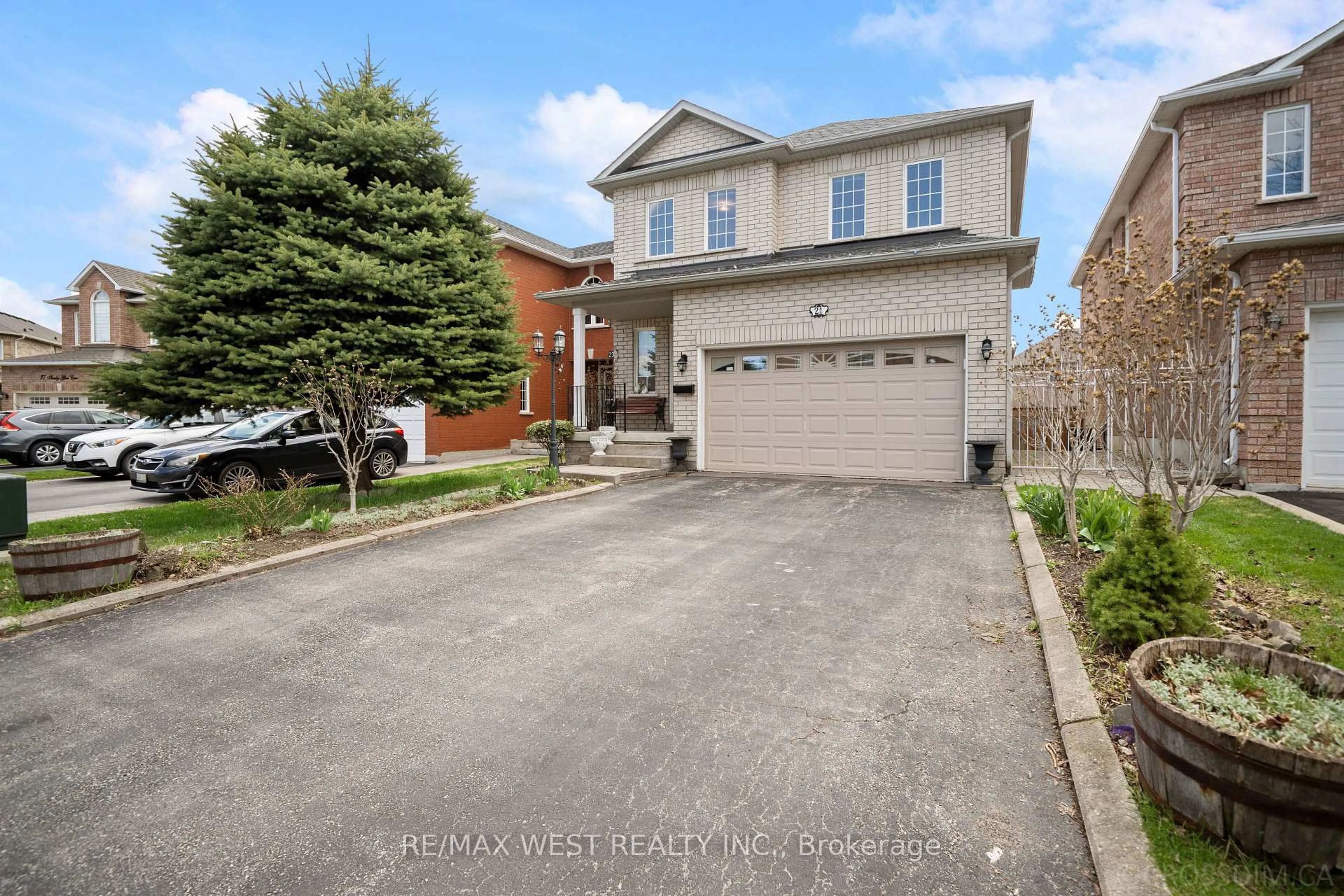 A pic from outside/outdoor area/front of a property/back of a property/a pic from drone, street for 21 Shady Glen Cres, Caledon Ontario L7E 2K4