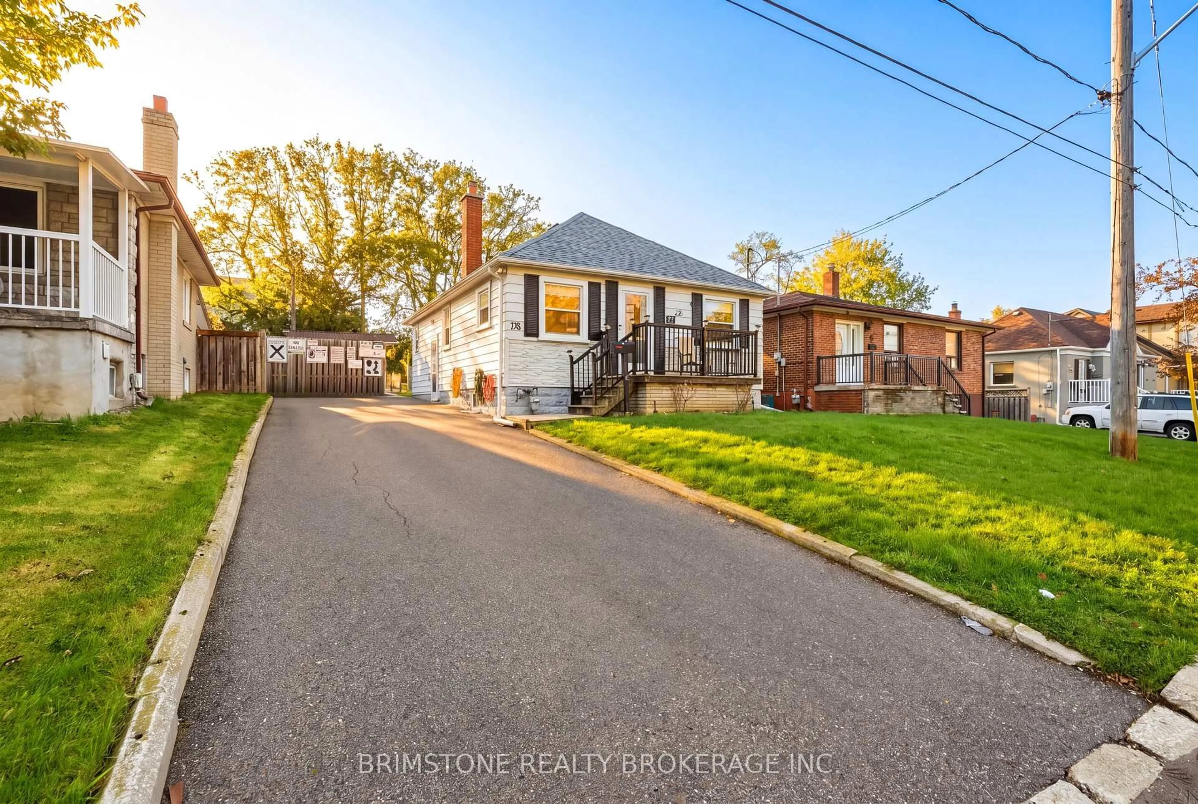 A pic from outside/outdoor area/front of a property/back of a property/a pic from drone, street for 29 Ridge Rd, Toronto Ontario M3M 1C6