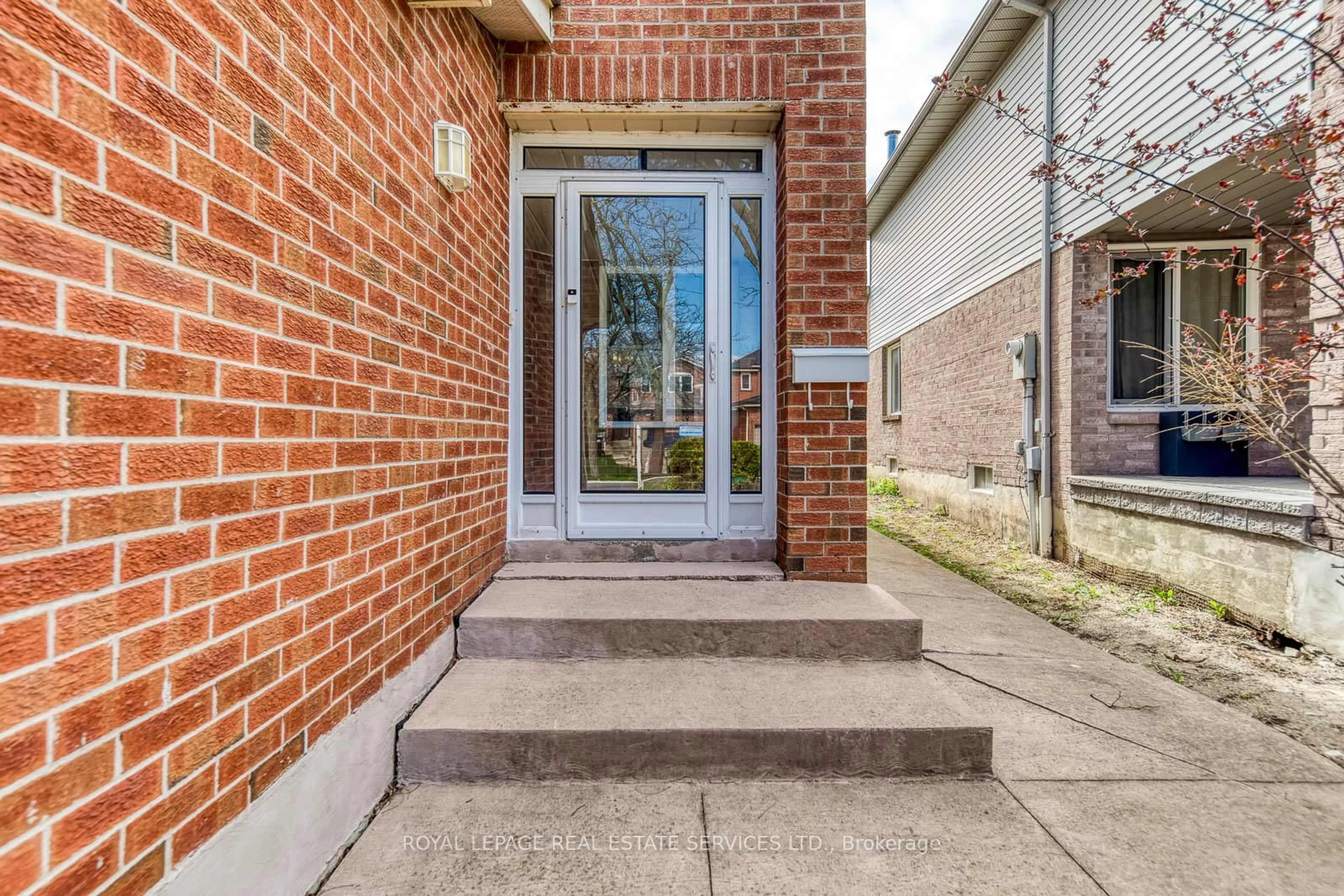 Unknown for 3390 Chartrand Cres, Mississauga Ontario L5L 4C4