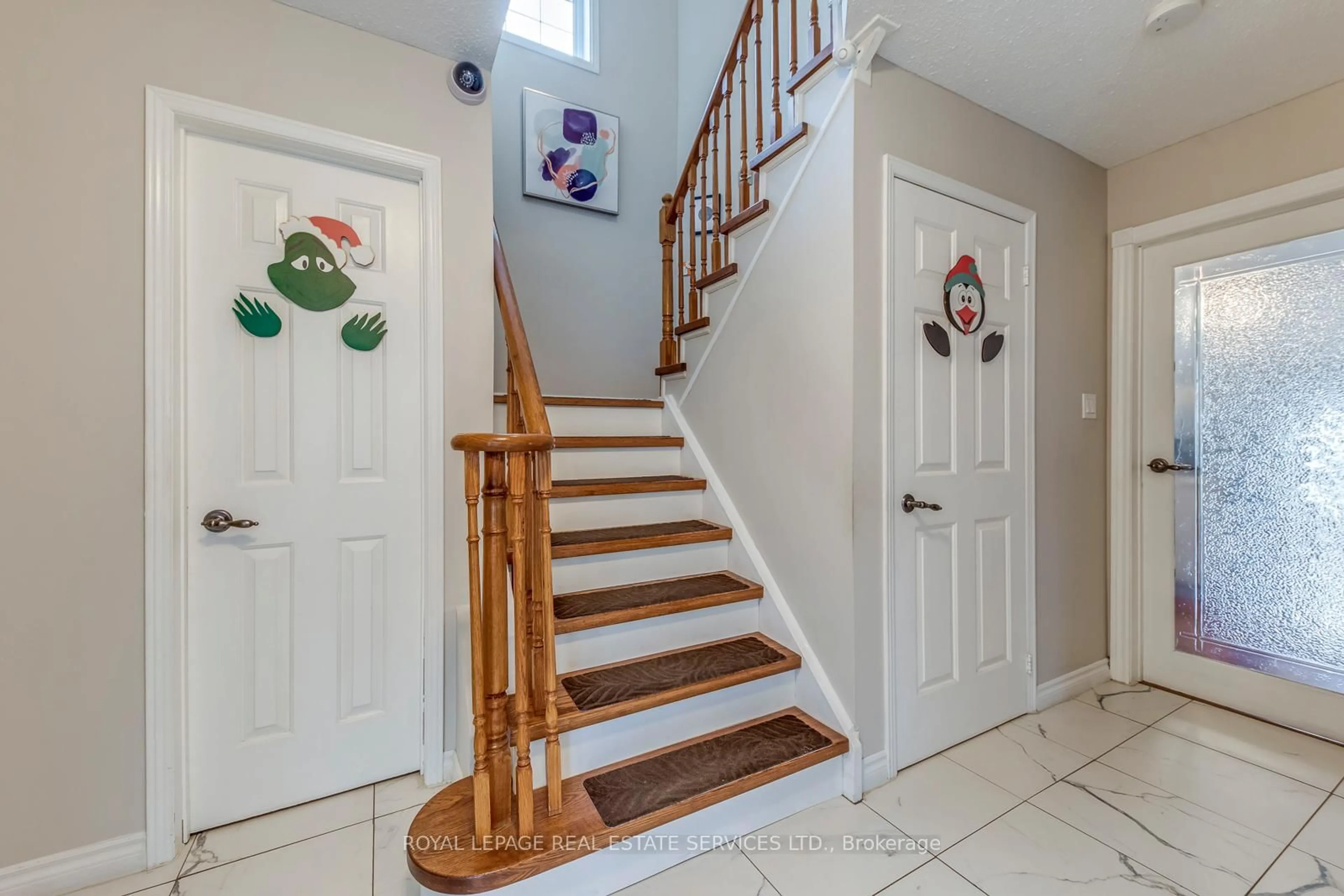Indoor entryway for 3390 Chartrand Cres, Mississauga Ontario L5L 4C4