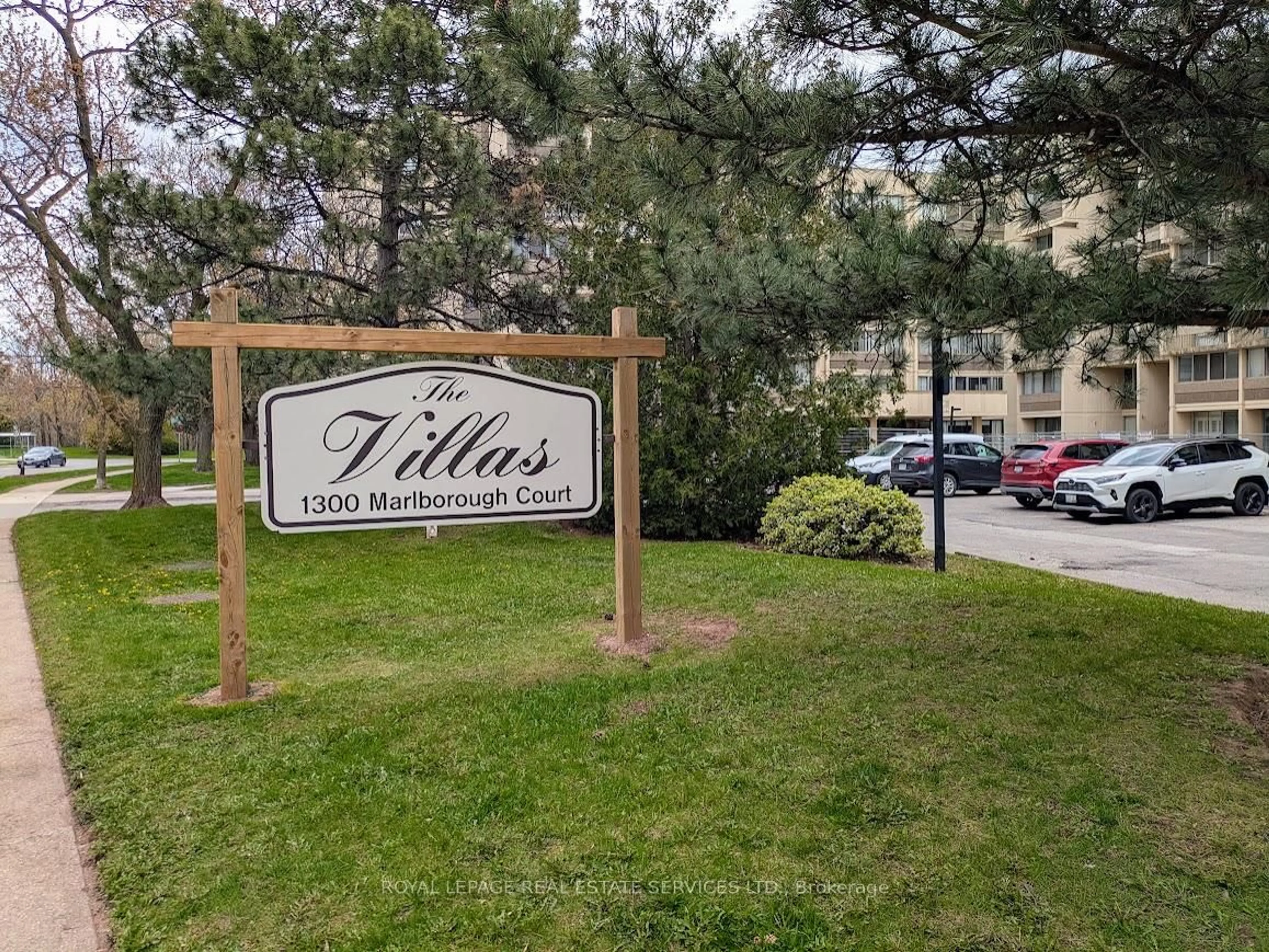 Indoor foyer for 1300 Marlborough Crt #325, Oakville Ontario L6H 2S2