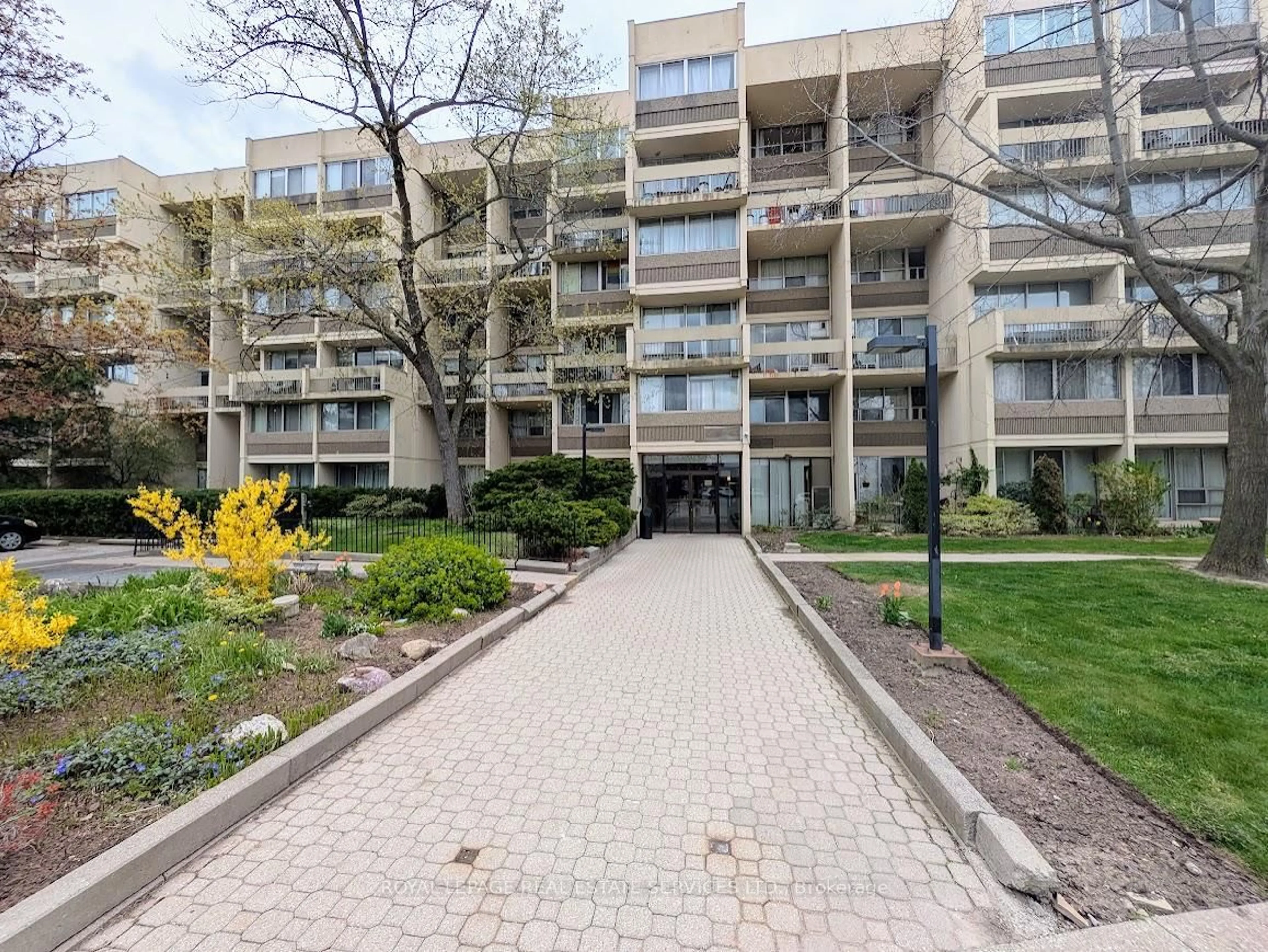 Patio, street for 1300 Marlborough Crt #325, Oakville Ontario L6H 2S2