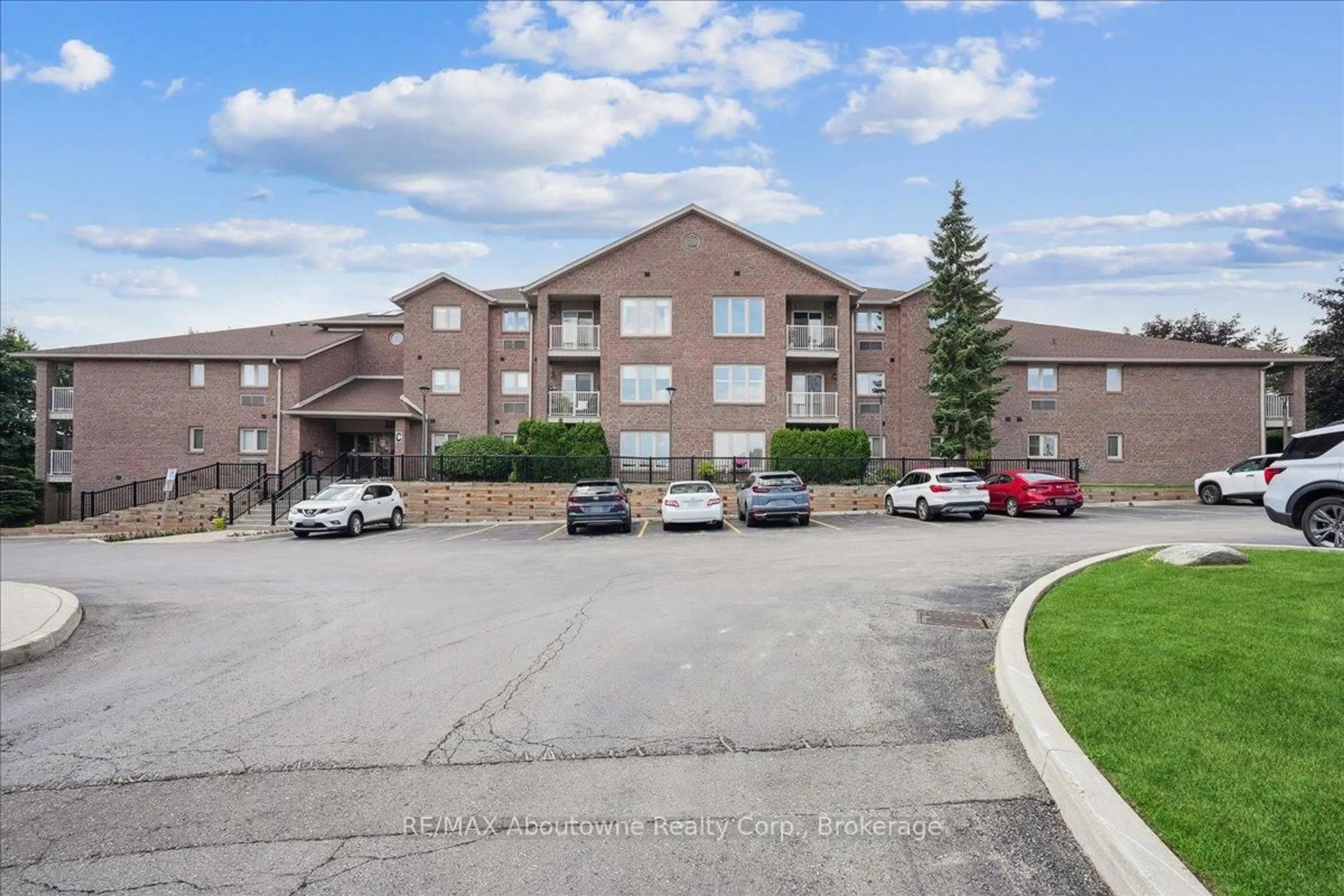 Patio, mountain view for 3050 Pinemeadow Dr #62, Burlington Ontario L7M 3X5