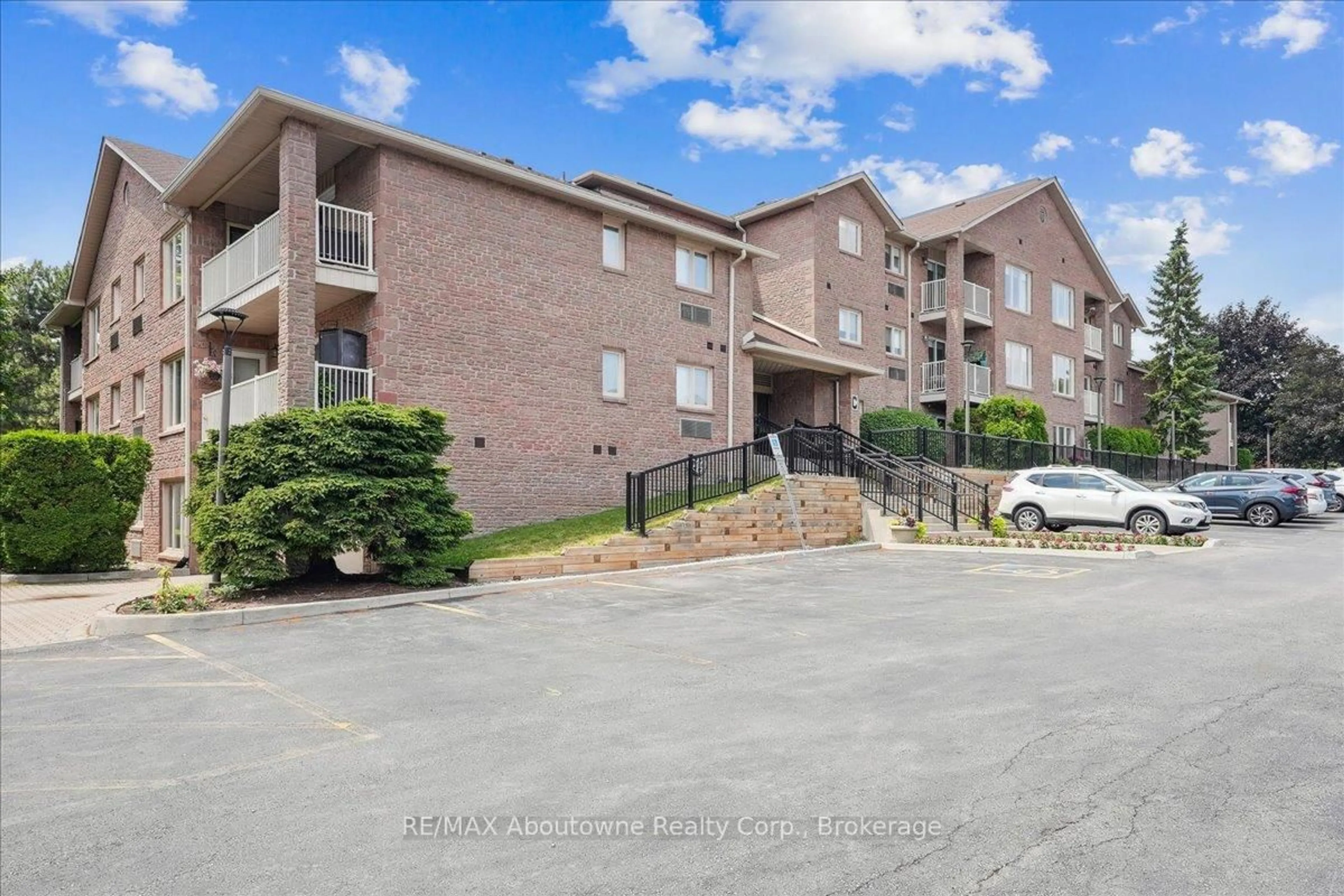 Patio, mountain view for 3050 Pinemeadow Dr #62, Burlington Ontario L7M 3X5