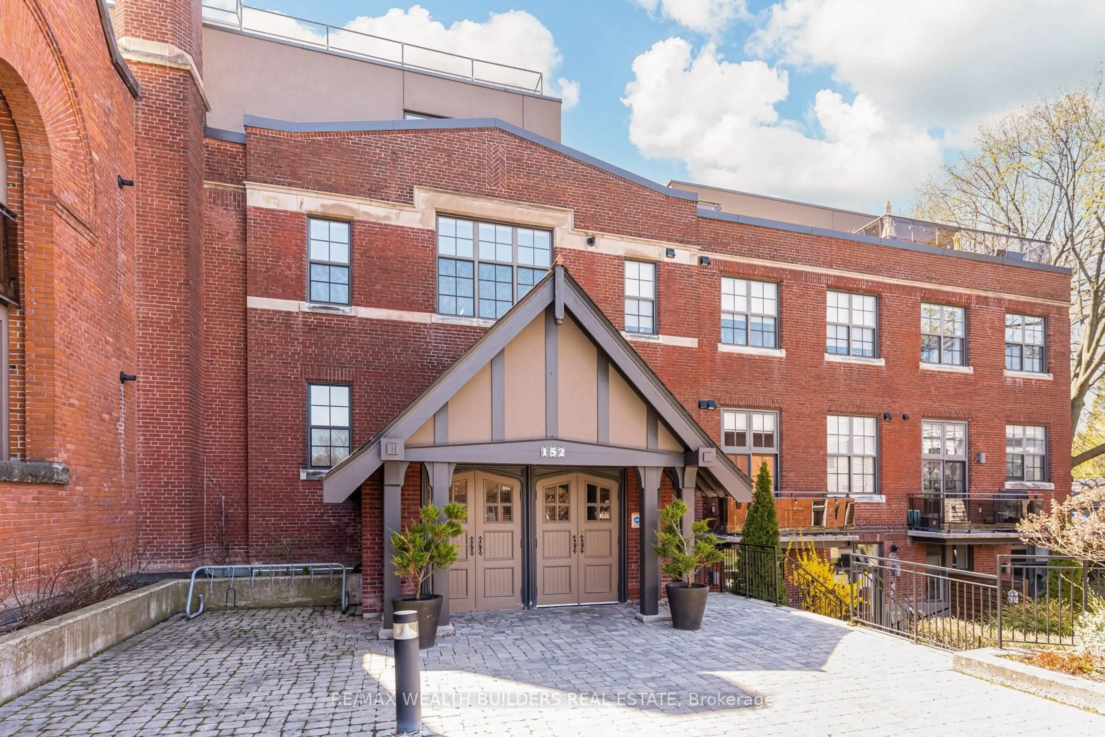 Home with brick exterior material, building for 152 Annette St #210, Toronto Ontario M6P 1P4