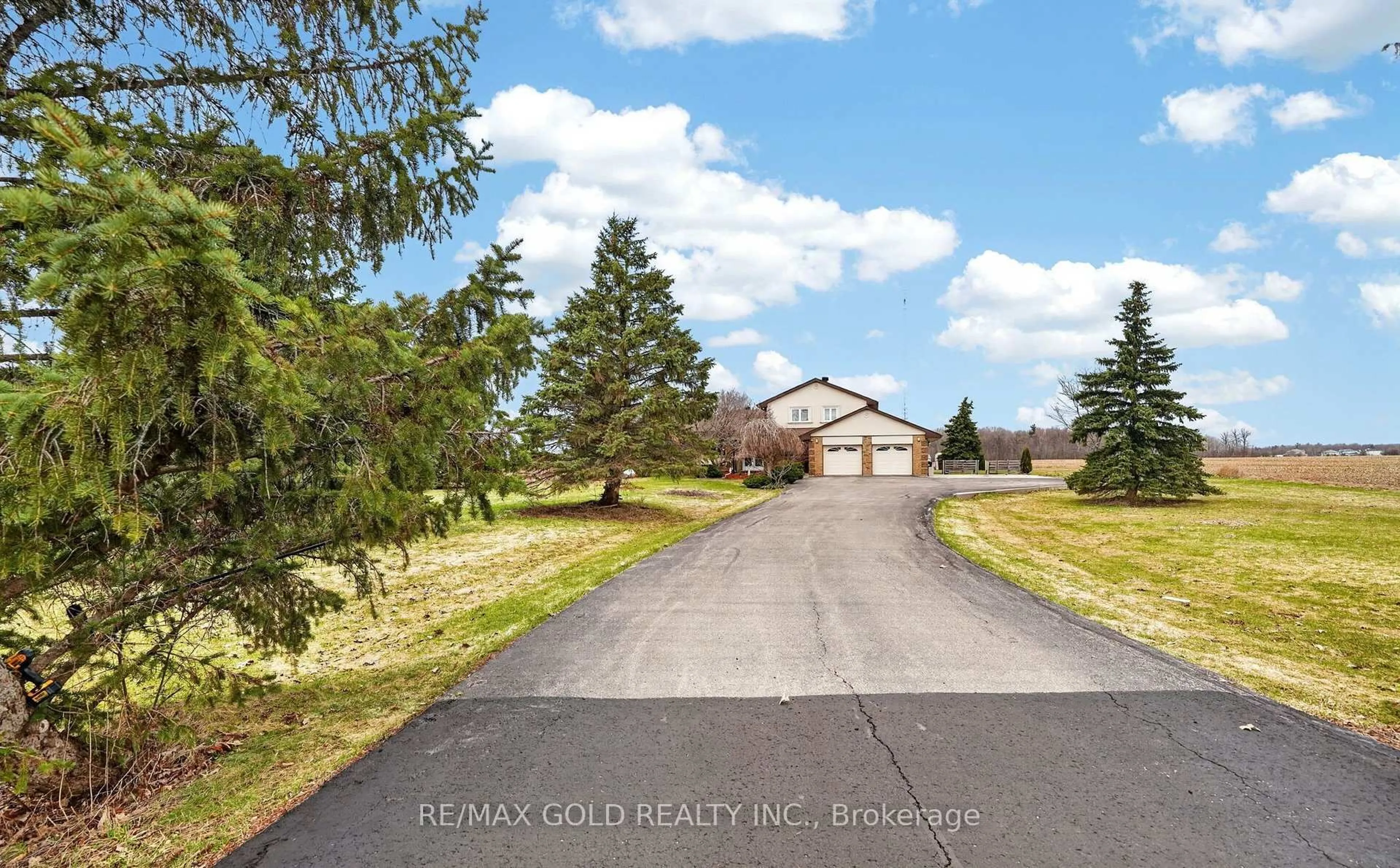 A pic from outside/outdoor area/front of a property/back of a property/a pic from drone, street for 752 Old School Rd, Caledon Ontario L7C 0V6