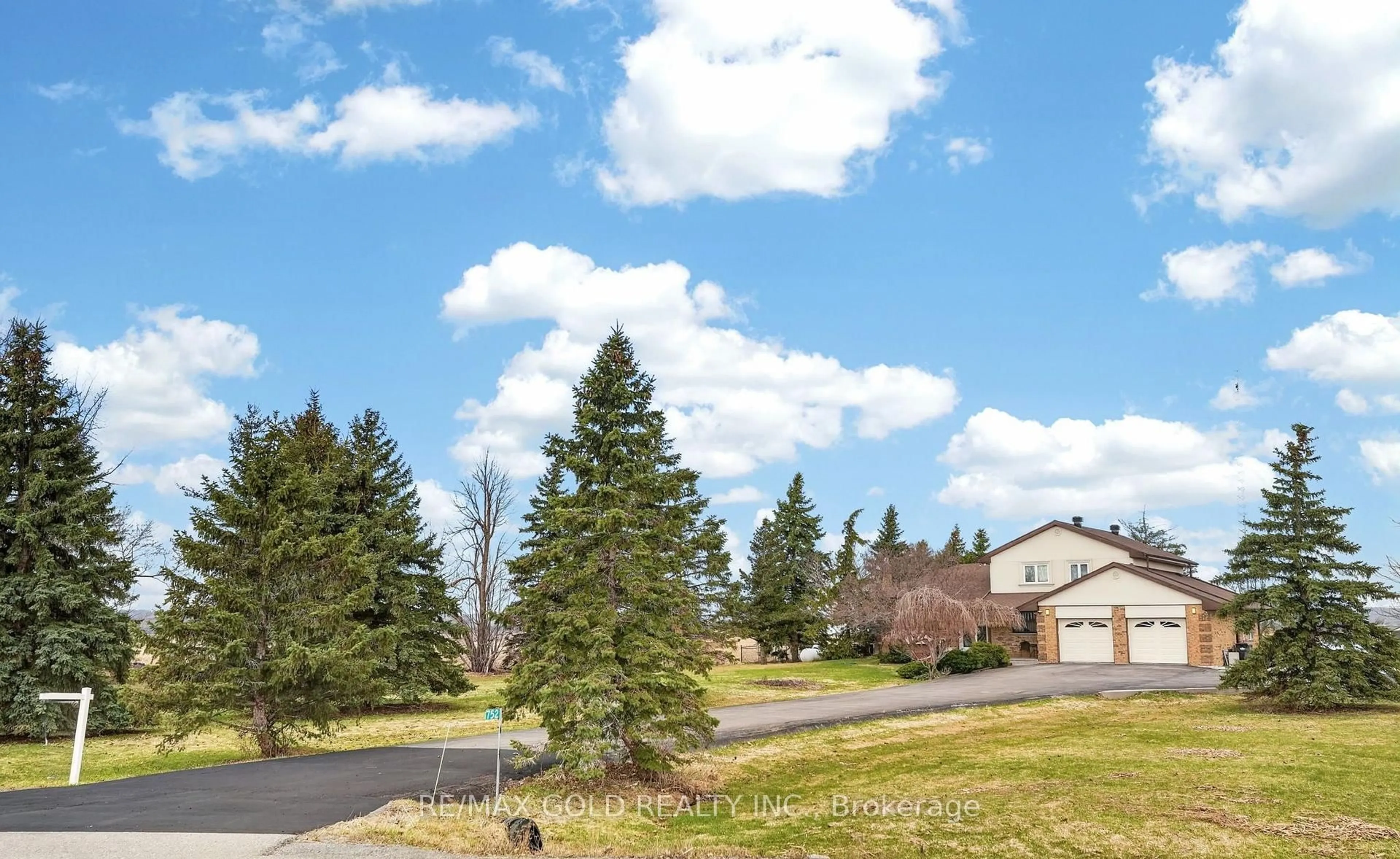 Patio, mountain view for 752 Old School Rd, Caledon Ontario L7C 0V6