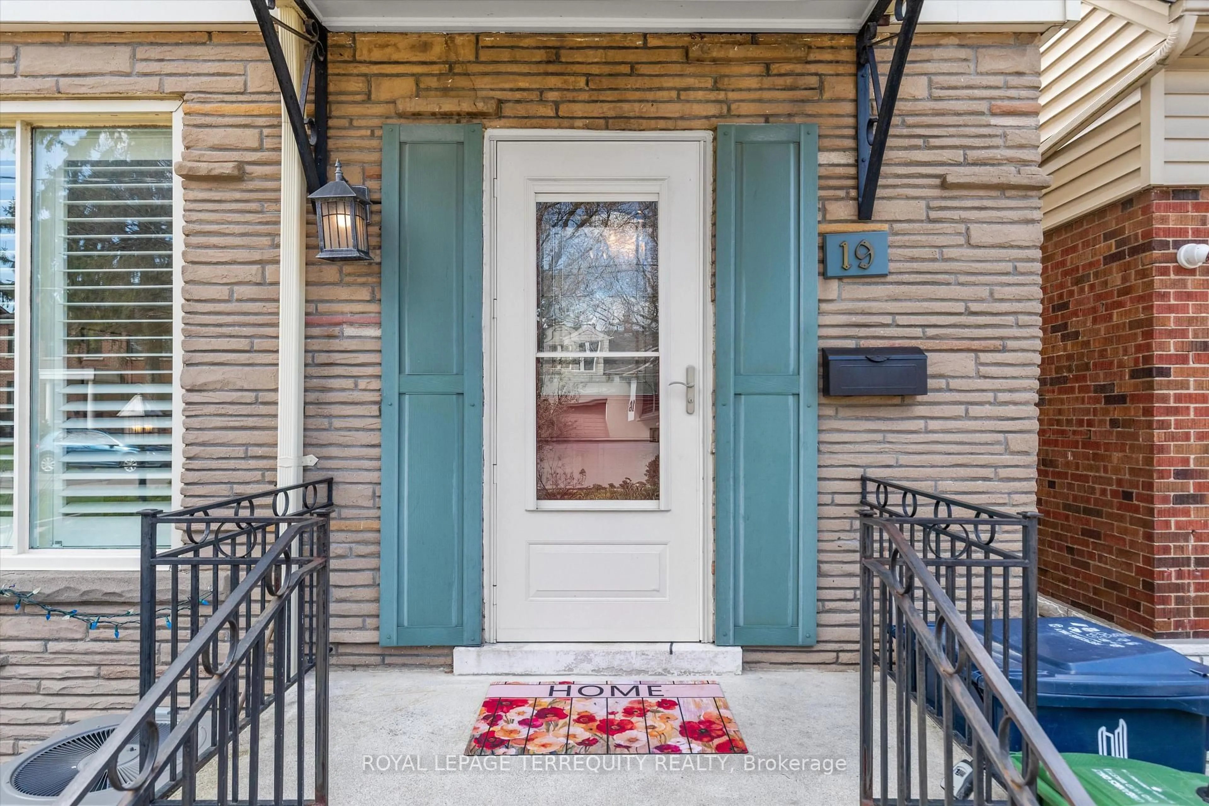 Indoor entryway for 19 Bernice Ave, Toronto Ontario M8Y 1Z5