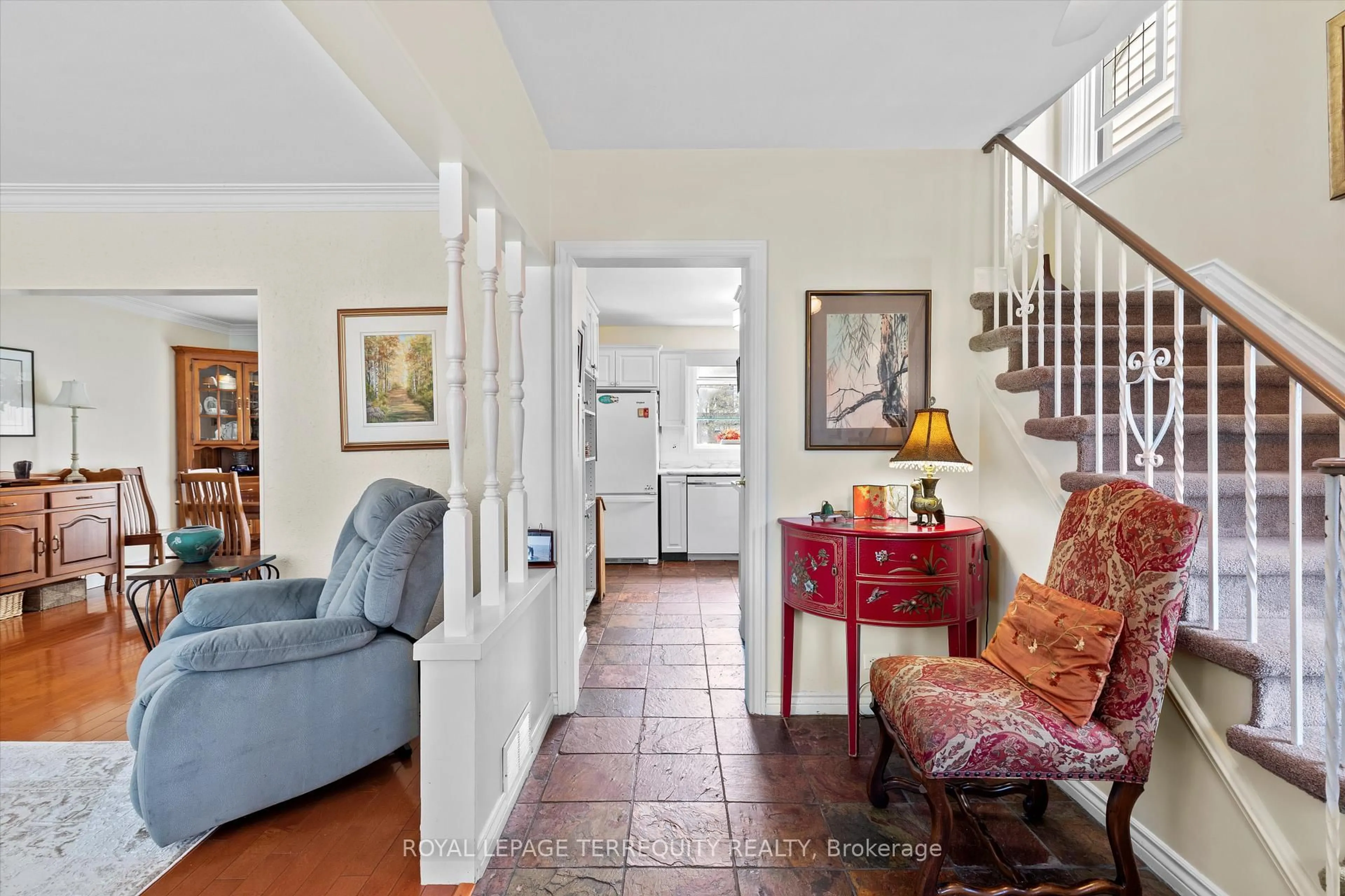 Indoor entryway for 19 Bernice Ave, Toronto Ontario M8Y 1Z5