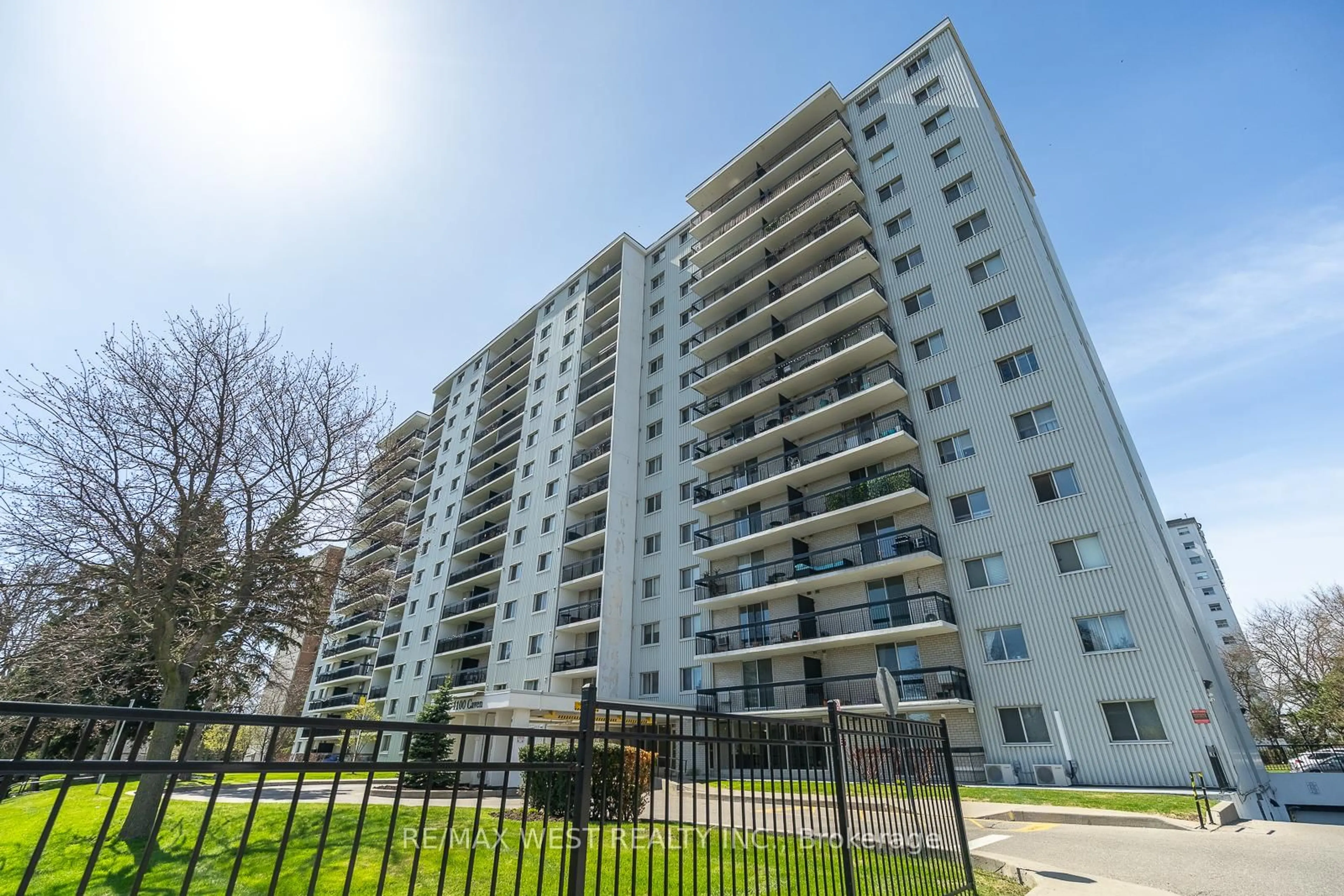 A pic from outside/outdoor area/front of a property/back of a property/a pic from drone, building for 1100 Caven St #310, Mississauga Ontario L5G 4N3