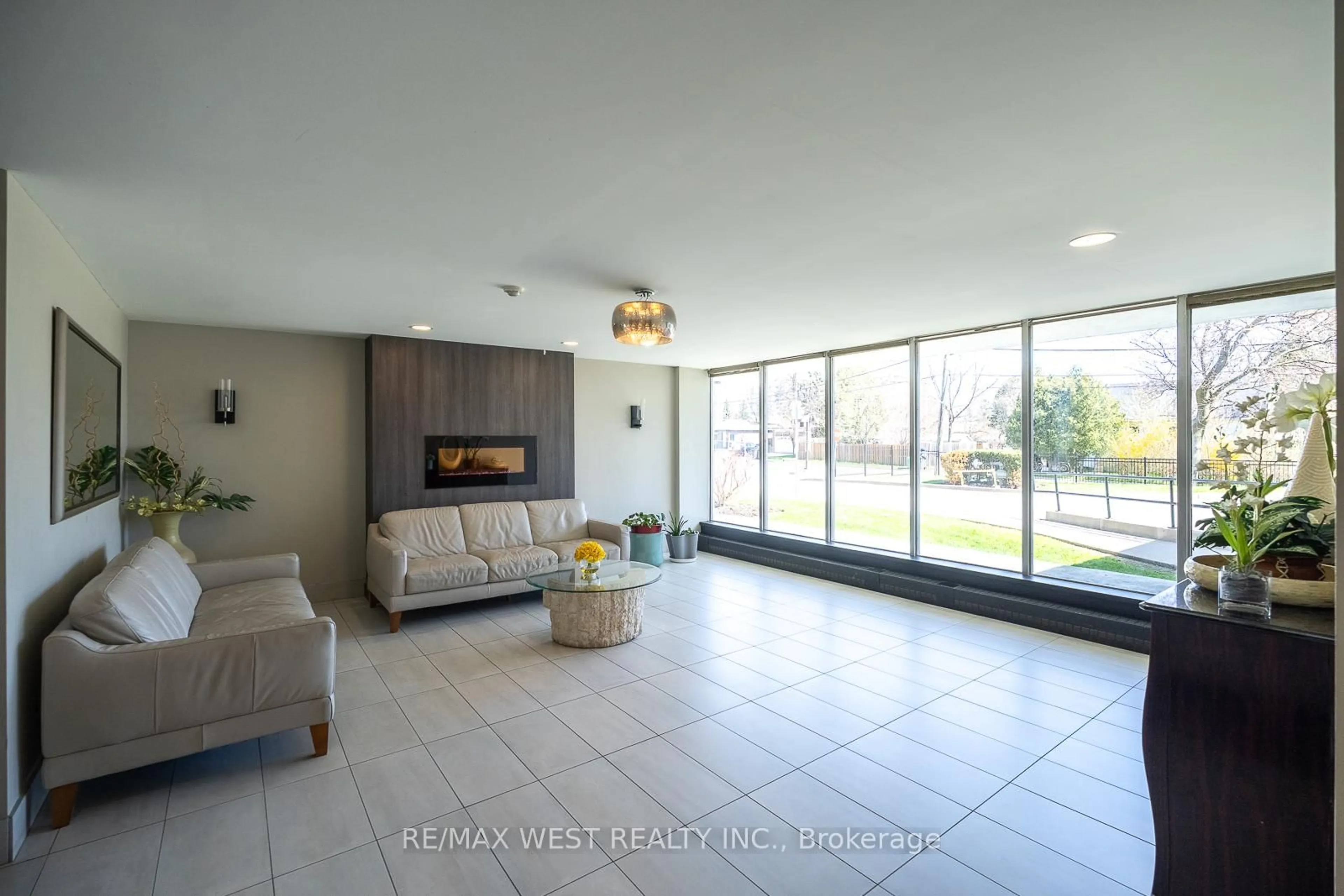 Unknown for 1100 Caven St #310, Mississauga Ontario L5G 4N3
