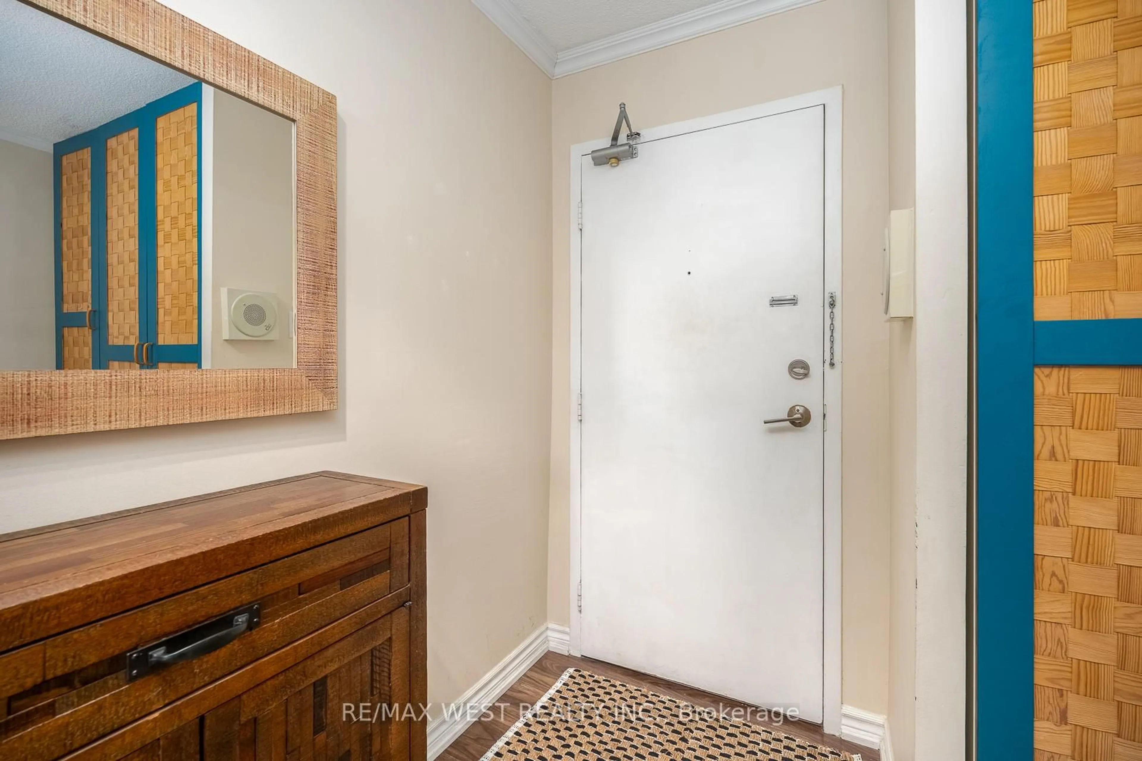 Indoor entryway for 1100 Caven St #310, Mississauga Ontario L5G 4N3