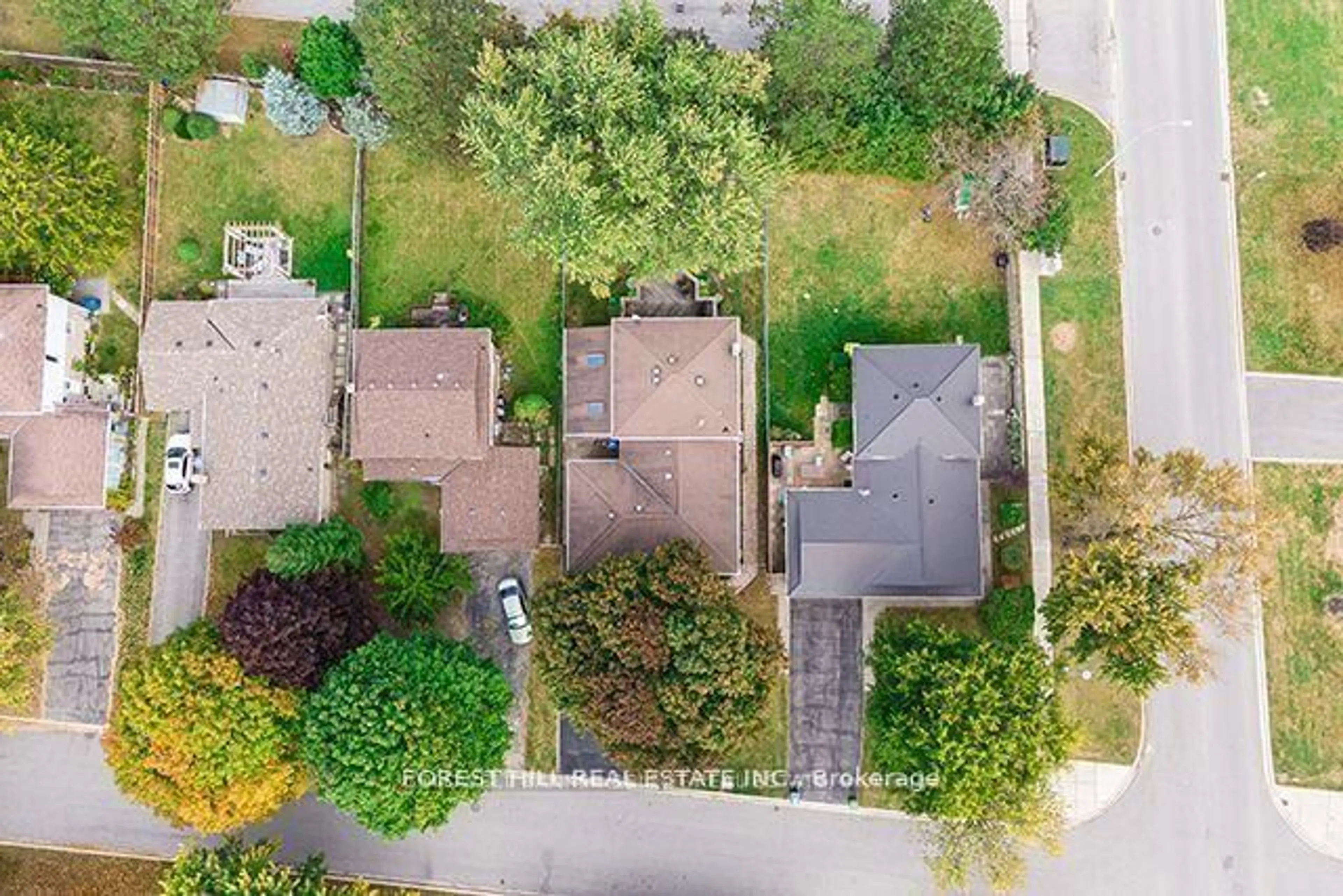 A pic from outside/outdoor area/front of a property/back of a property/a pic from drone, street for 163 Birchlawn Rd, Caledon Ontario L7E 3W3