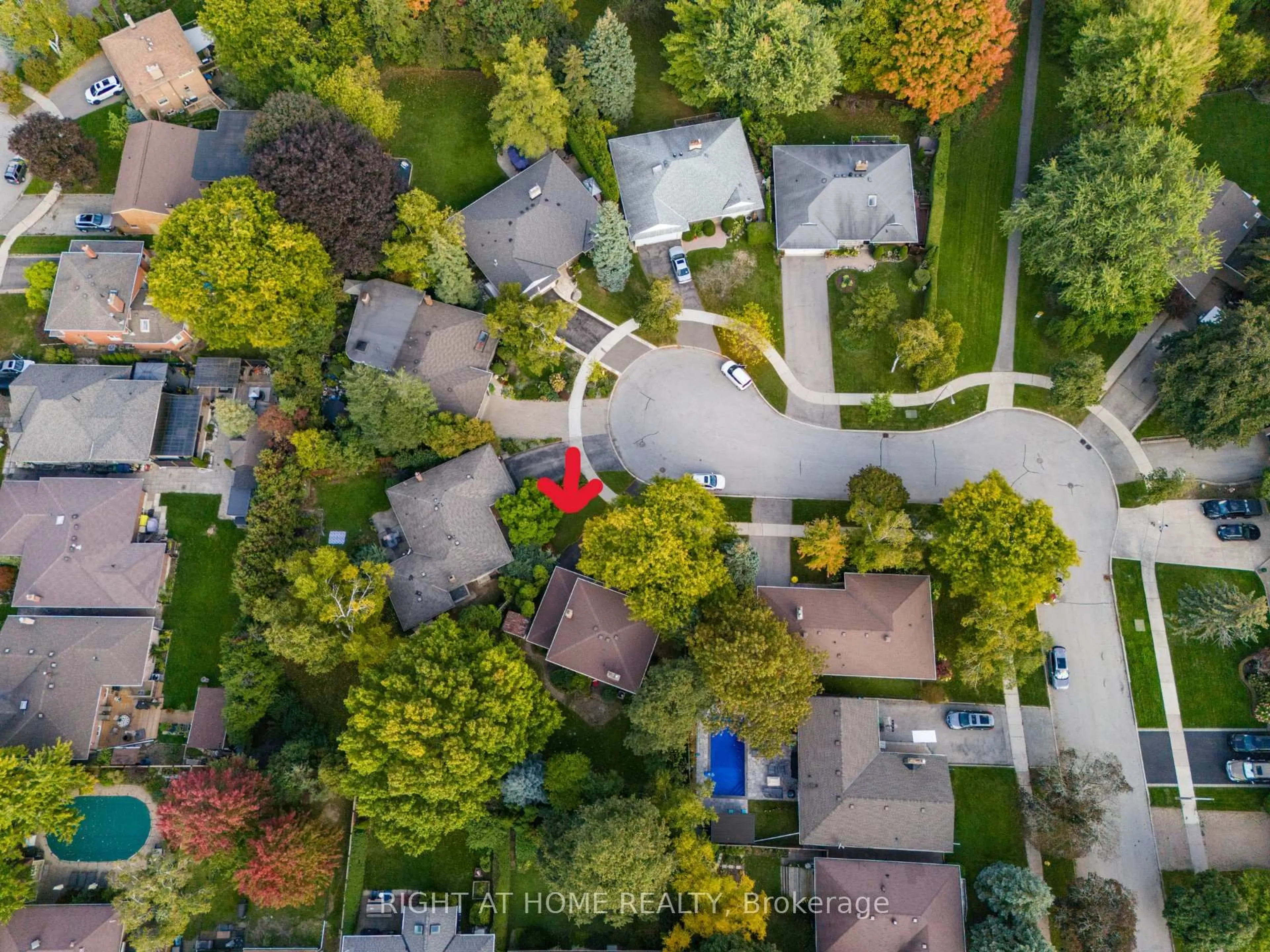 A pic from outside/outdoor area/front of a property/back of a property/a pic from drone, street for 20 West Deane Valley Rd, Toronto Ontario M9B 3K5