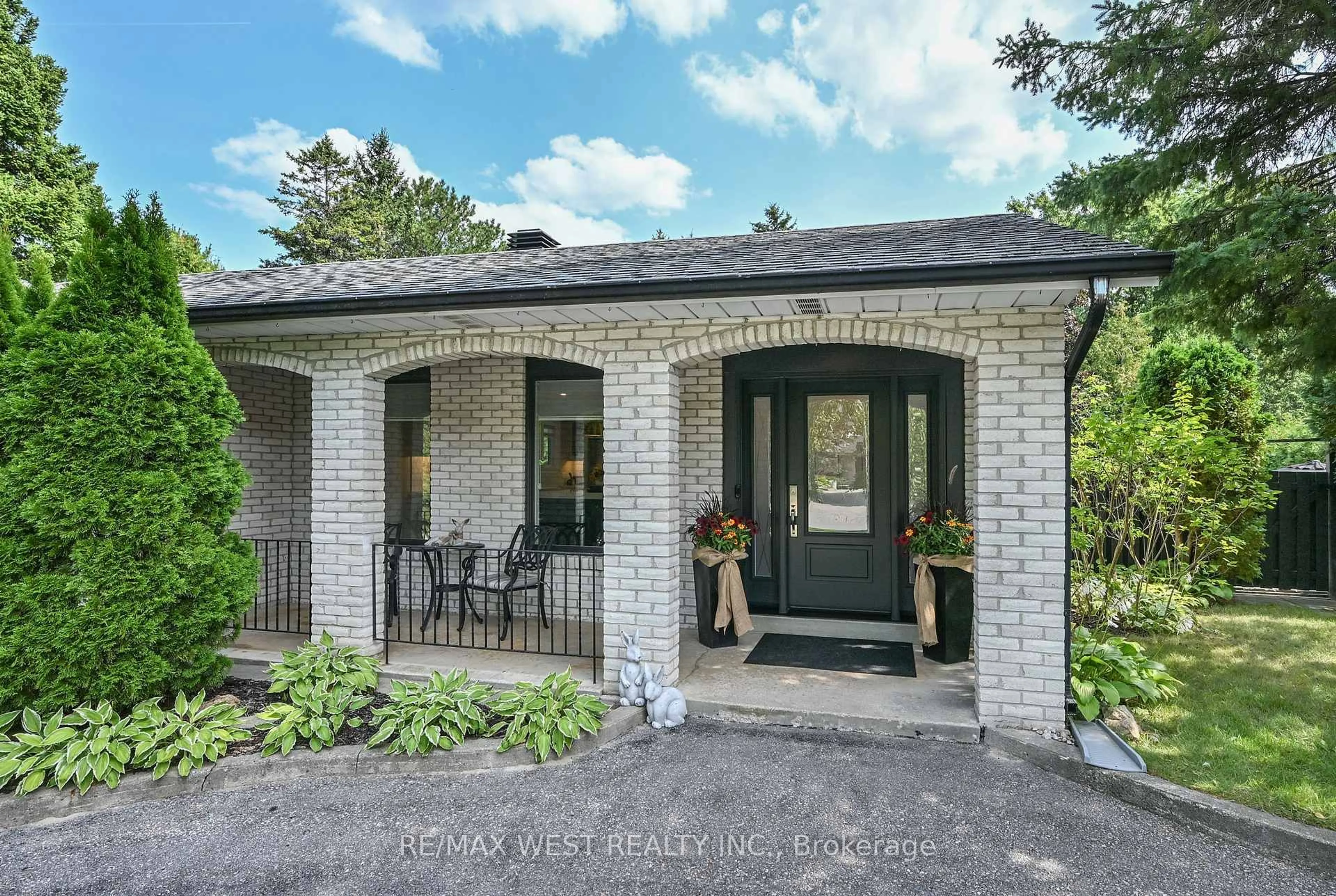 Home with brick exterior material, street for 17 Pineridge Dr, Caledon Ontario L7E 0M2