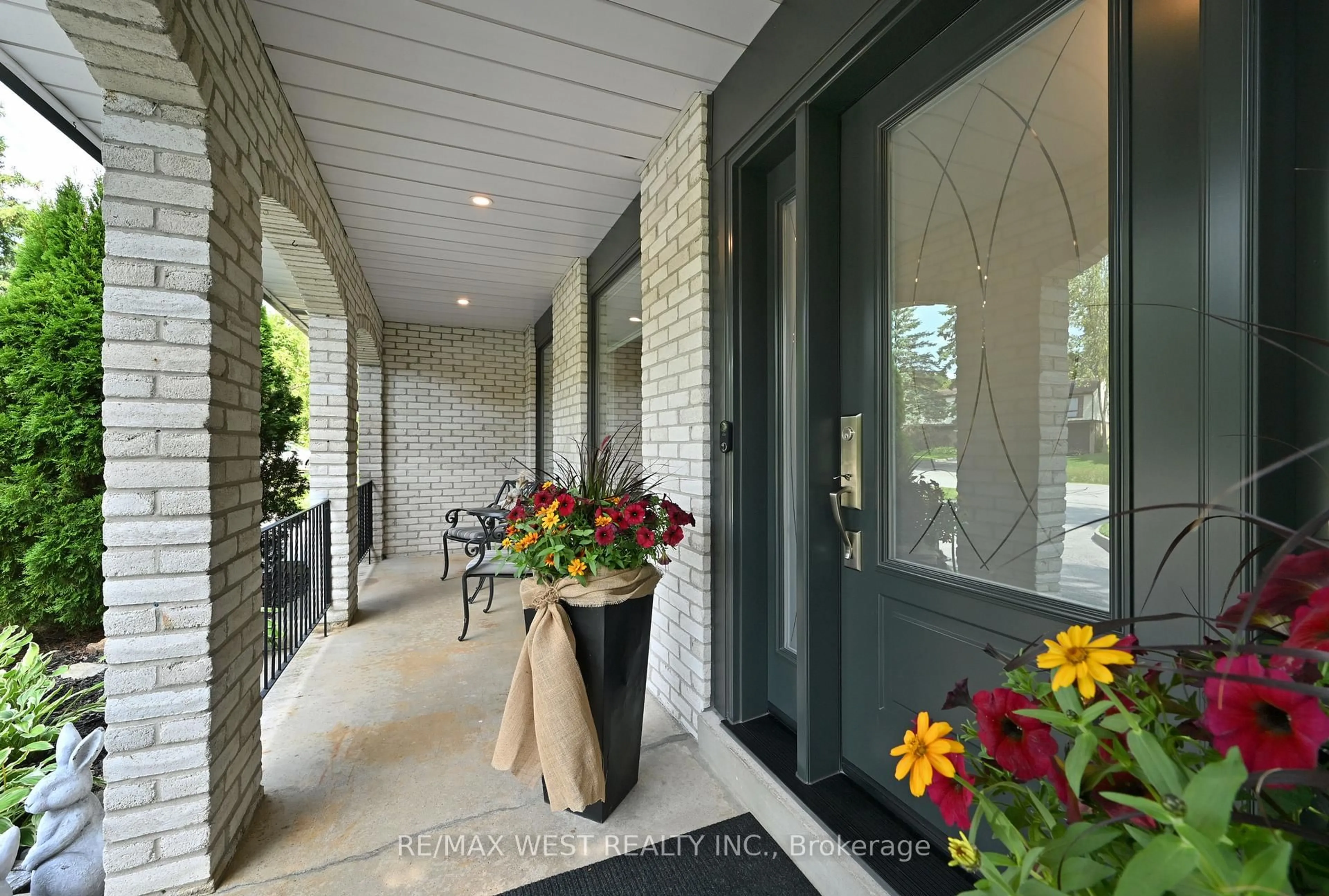 Indoor entryway for 17 Pineridge Dr, Caledon Ontario L7E 0M2