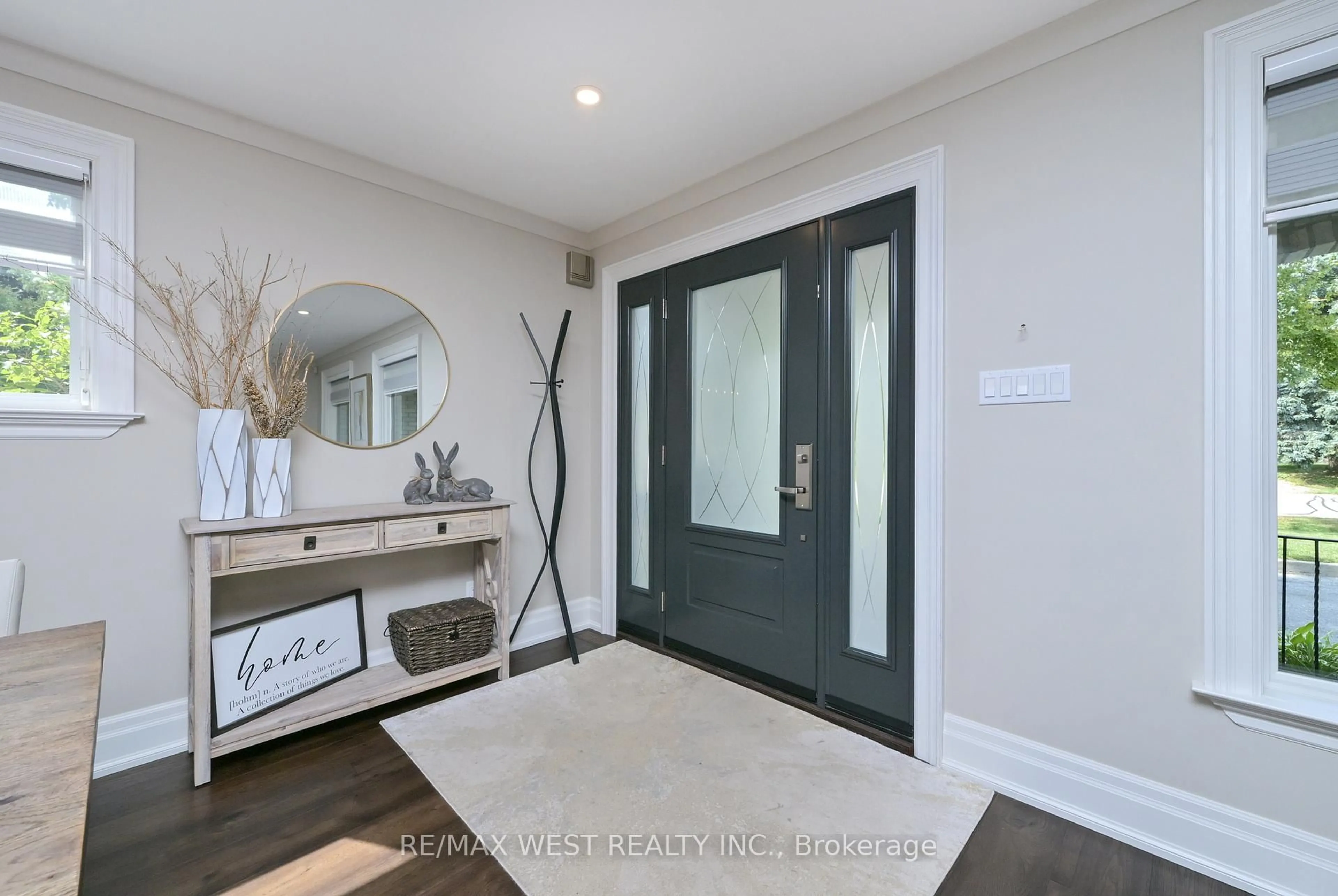 Indoor entryway for 17 Pineridge Dr, Caledon Ontario L7E 0M2