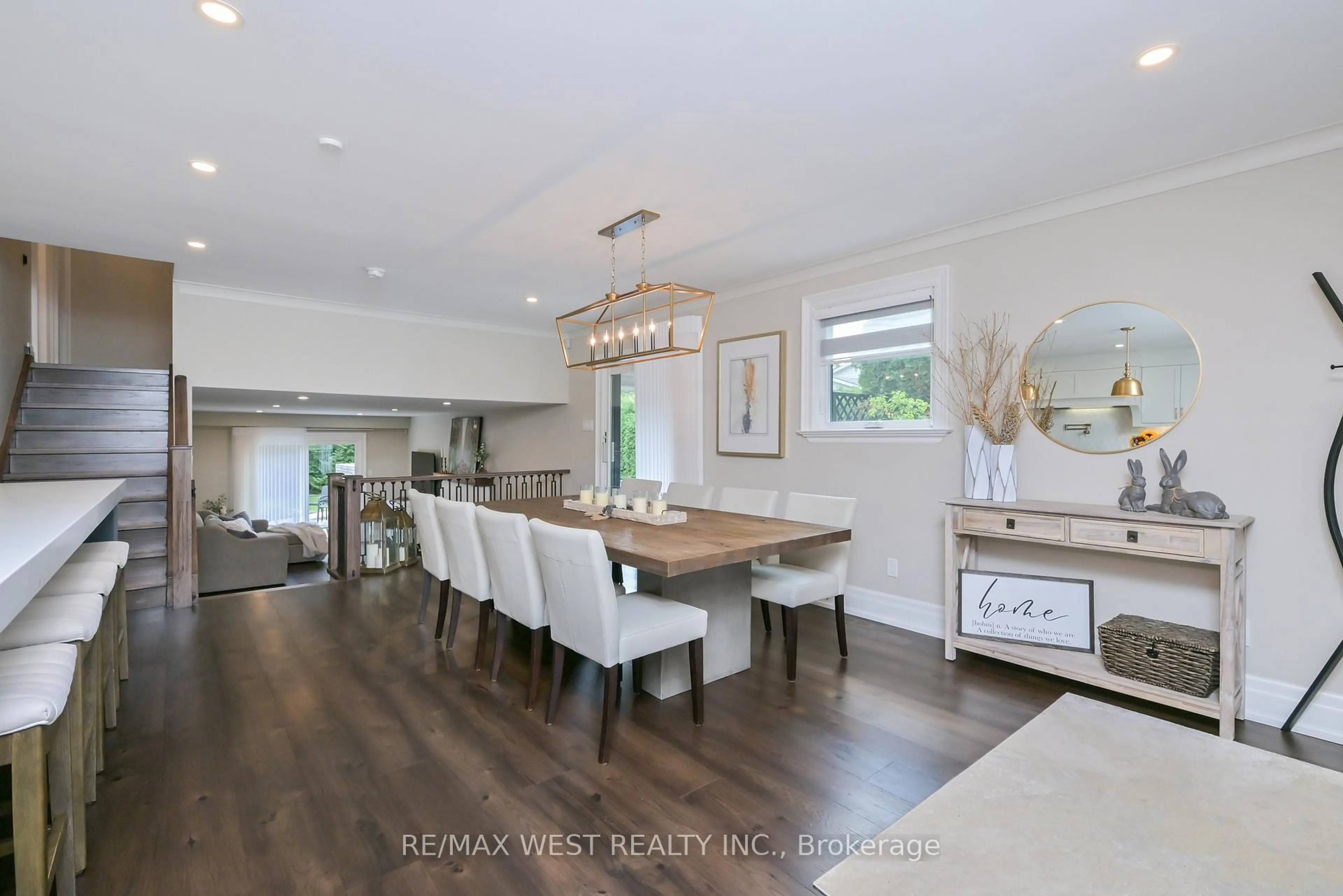 Open concept kitchen, wood/laminate floor for 17 Pineridge Dr, Caledon Ontario L7E 0M2