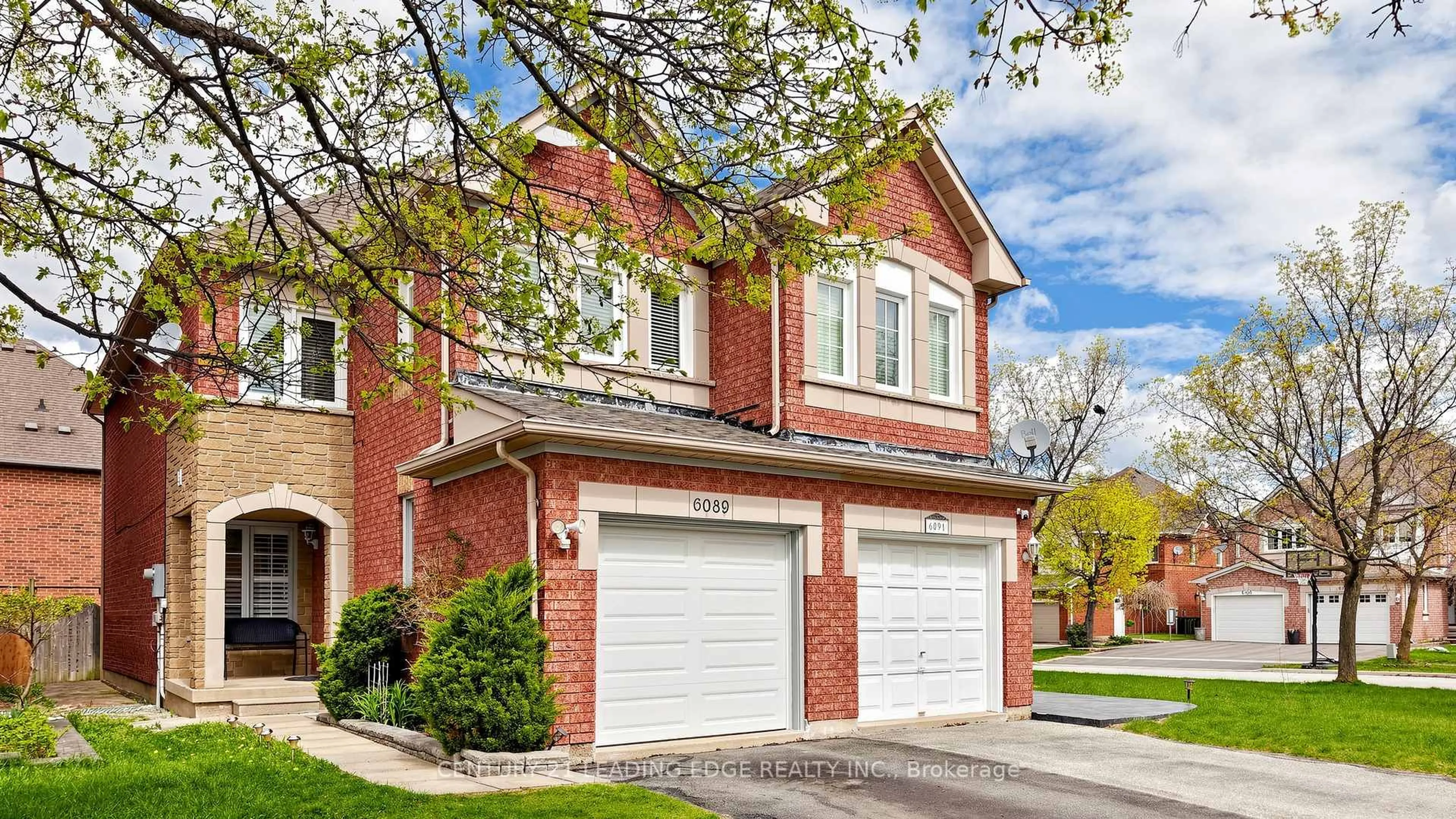 Home with brick exterior material, street for 6089 Clover Ridge Cres, Mississauga Ontario L5N 7B3