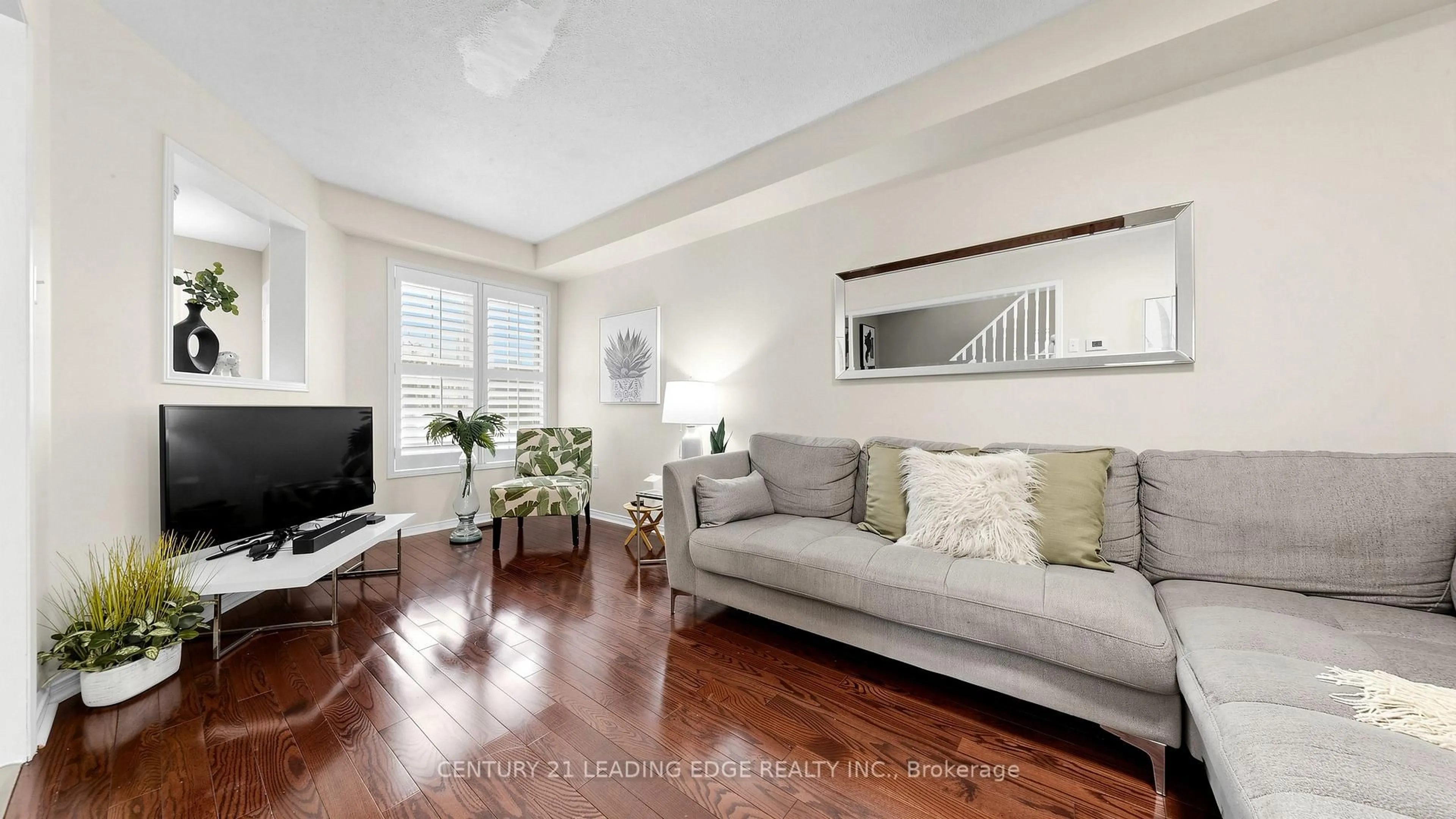 Living room with furniture, wood/laminate floor for 6089 Clover Ridge Cres, Mississauga Ontario L5N 7B3