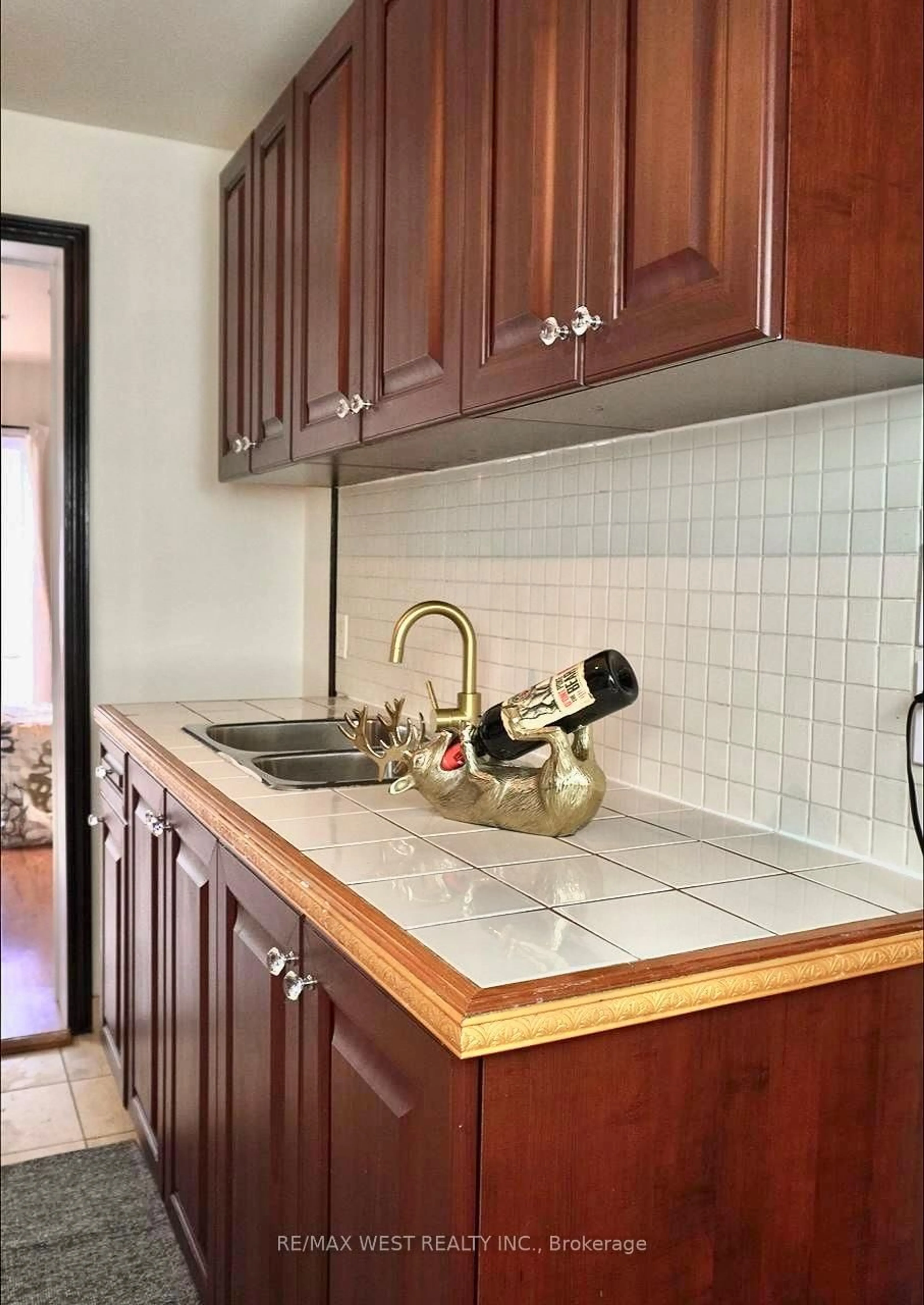 Standard kitchen, ceramic/tile floor for 15 Fourteenth St, Toronto Ontario M8V 3H8