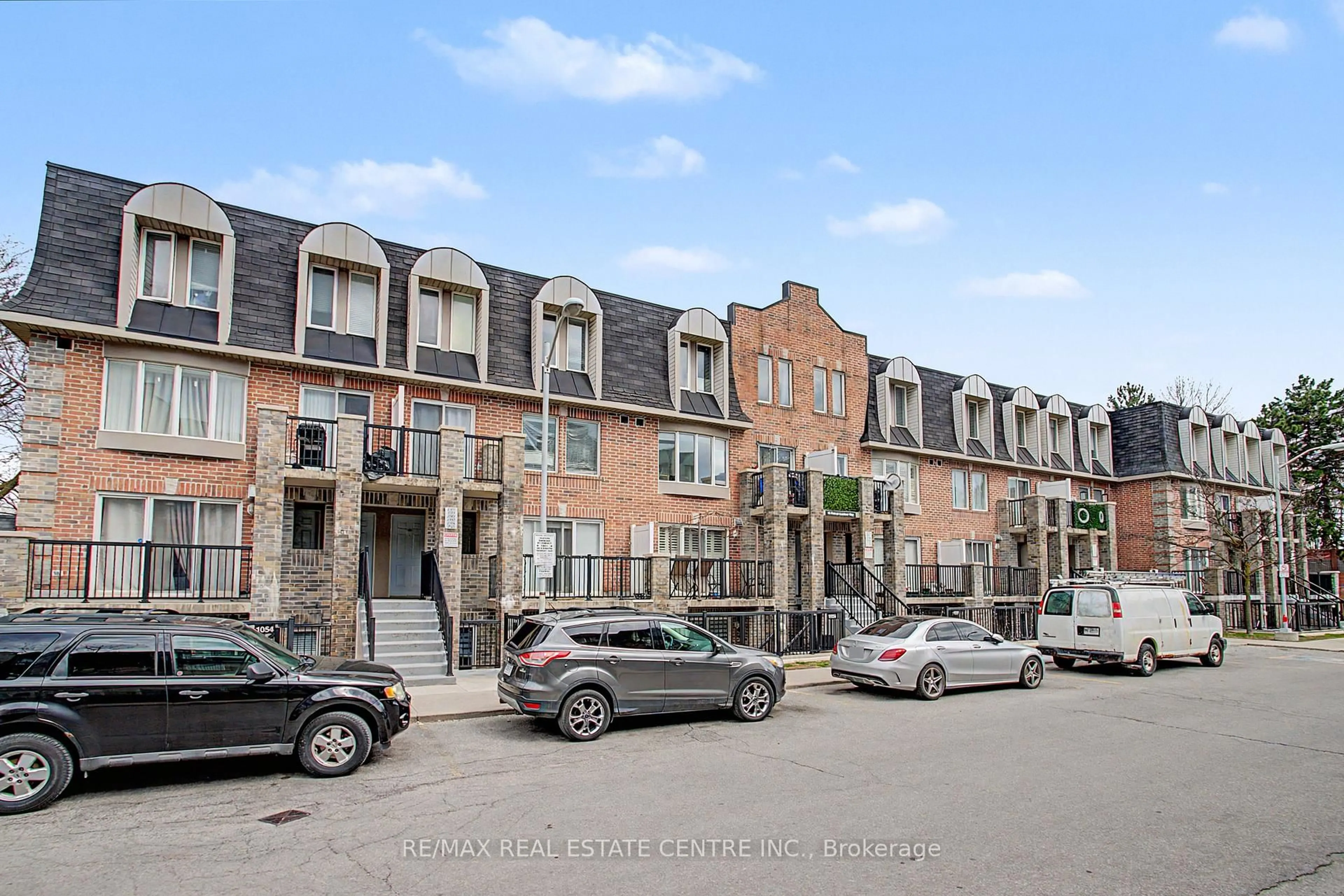 A pic from outside/outdoor area/front of a property/back of a property/a pic from drone, street for 95 George Appleton Way, Toronto Ontario M3M 0A2