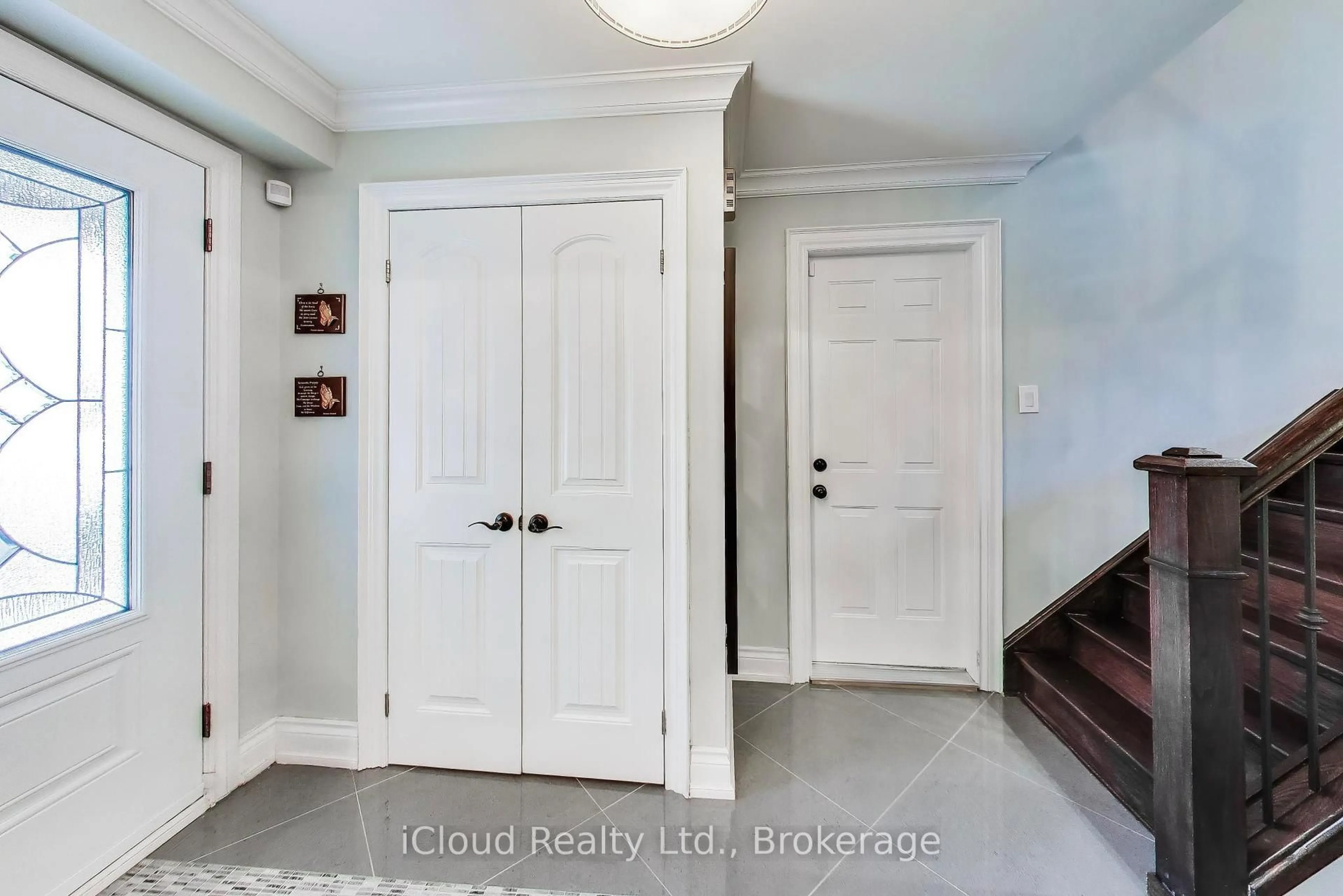 Indoor entryway for 29 Pumfrey Cres, Toronto Ontario M9V 4L5