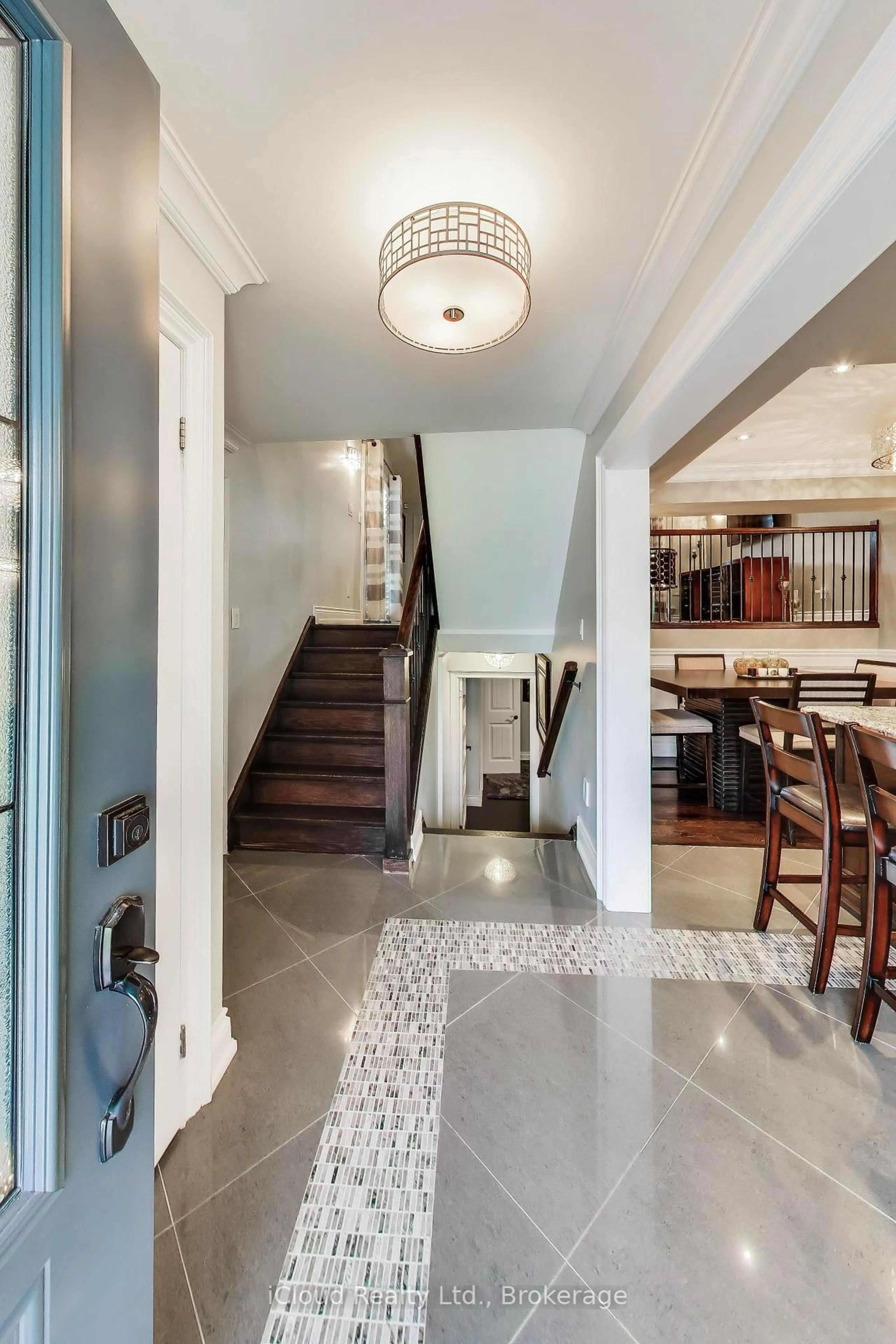 Indoor foyer for 29 Pumfrey Cres, Toronto Ontario M9V 4L5