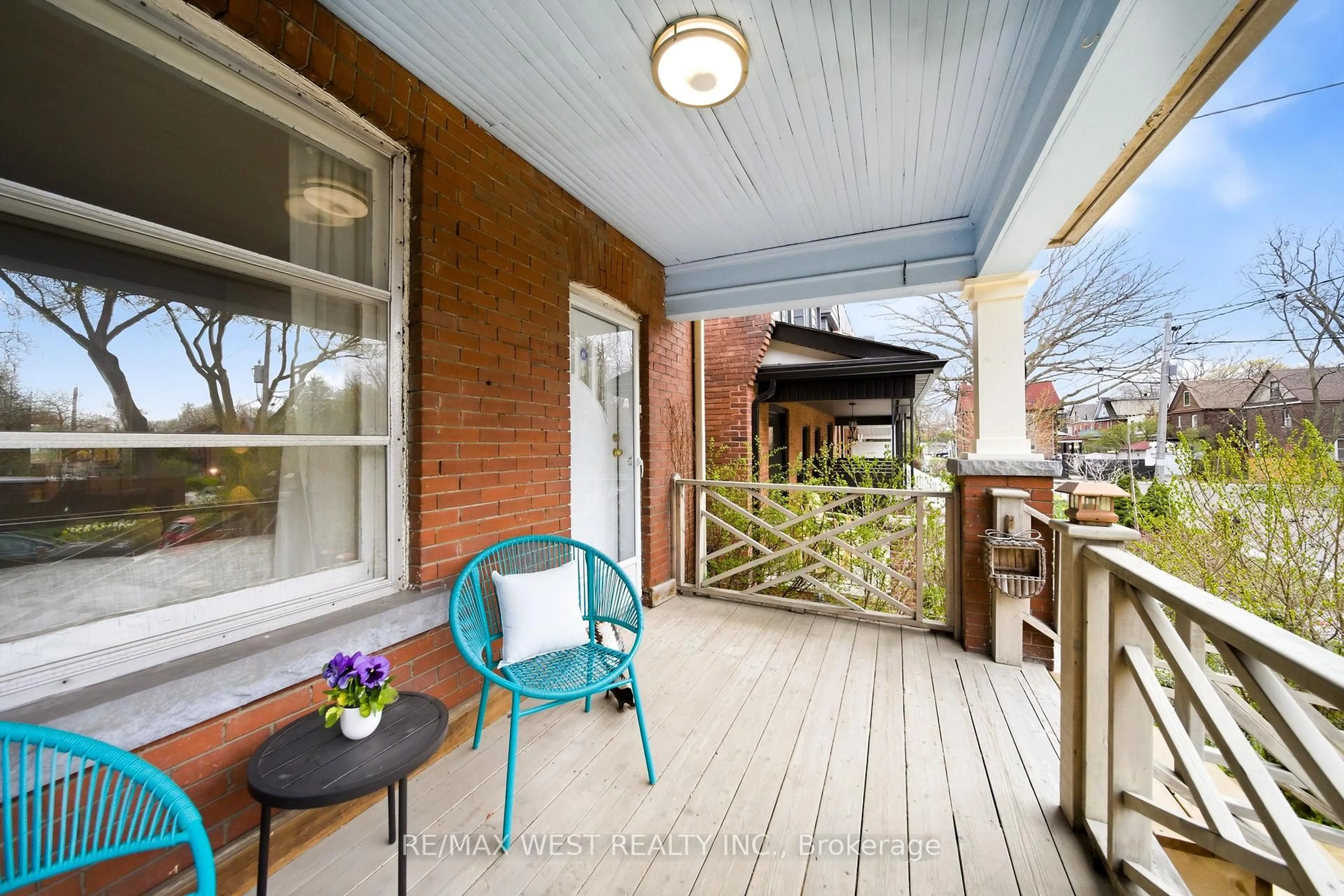 Patio, street for 201 Gilmour Ave, Toronto Ontario M6P 3B2