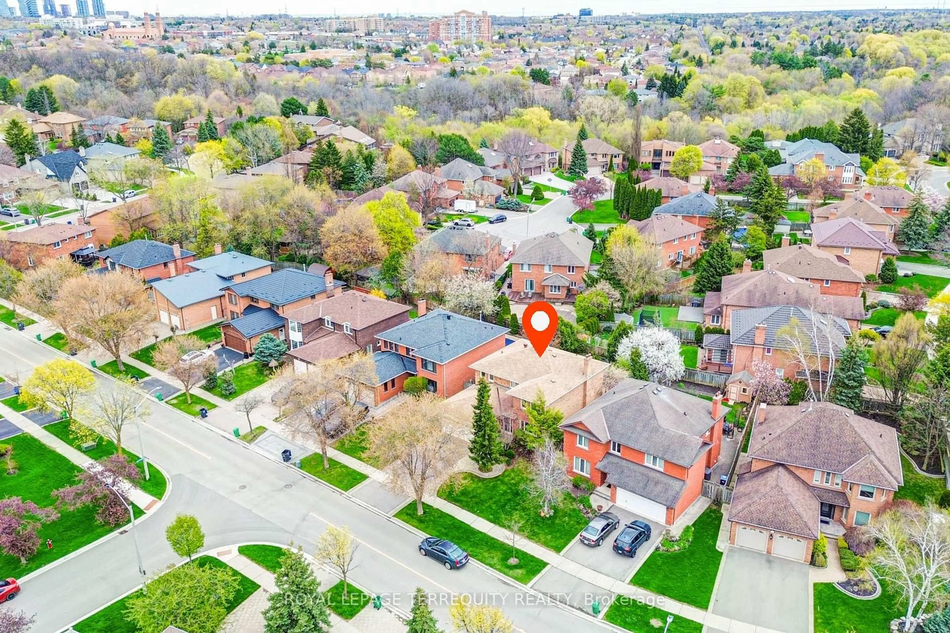 A pic from outside/outdoor area/front of a property/back of a property/a pic from drone, street for 1656 Carrington Rd, Mississauga Ontario L5M 2K2