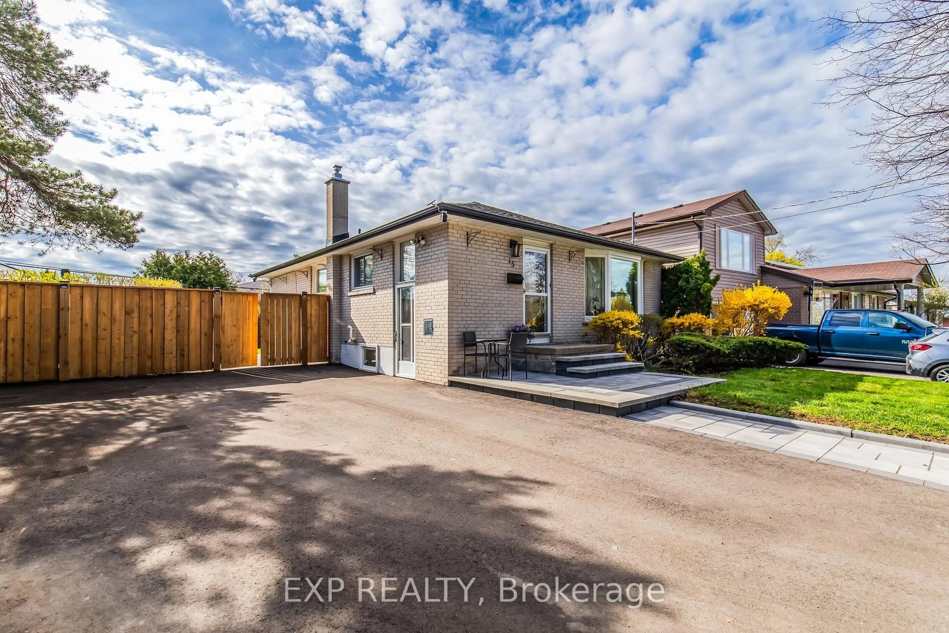 A pic from outside/outdoor area/front of a property/back of a property/a pic from drone, street for 15 Rexway Dr, Halton Hills Ontario L7G 1P7