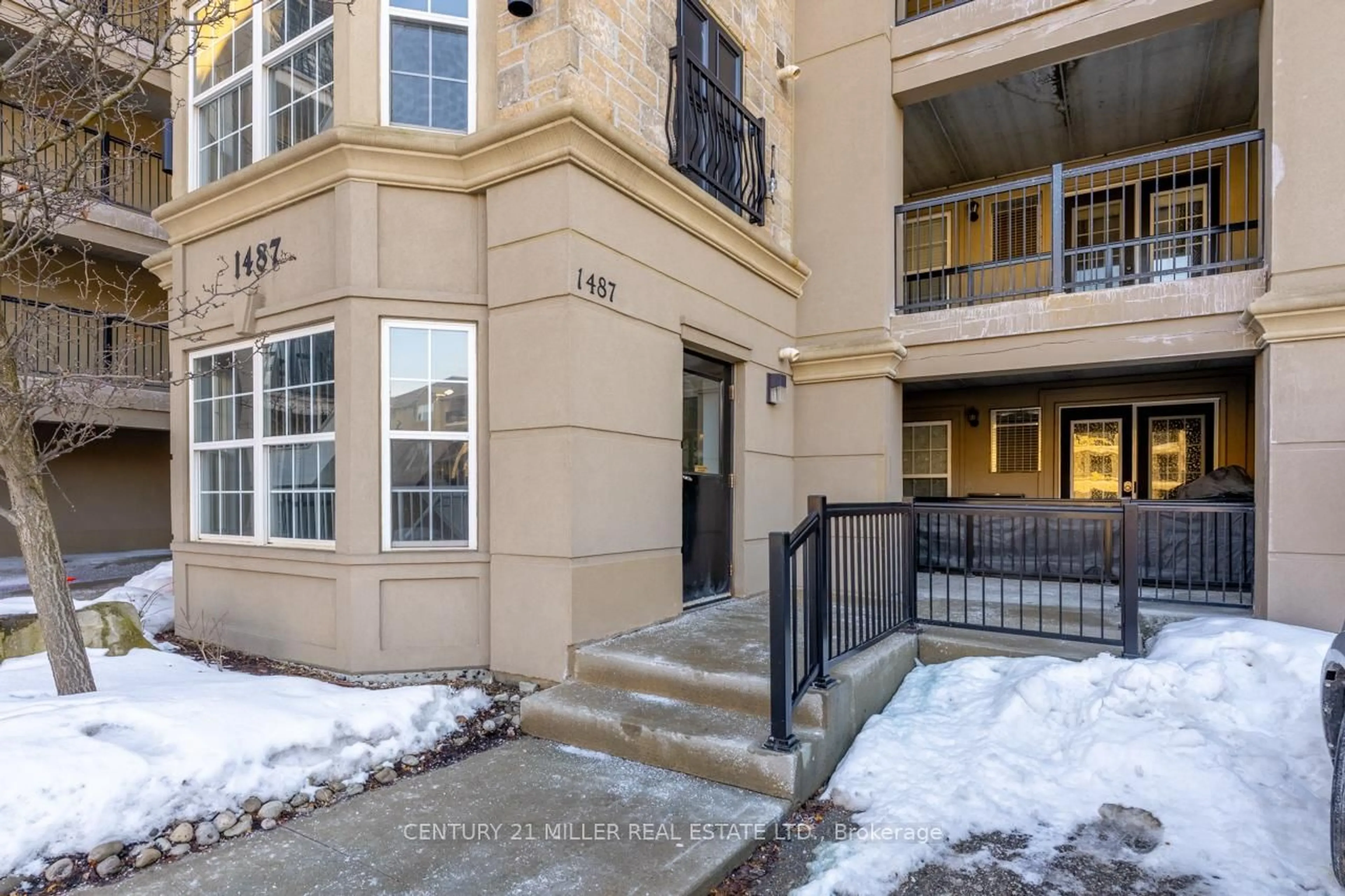 Indoor foyer for 1487 Maple Ave #208, Milton Ontario L9T 0B7