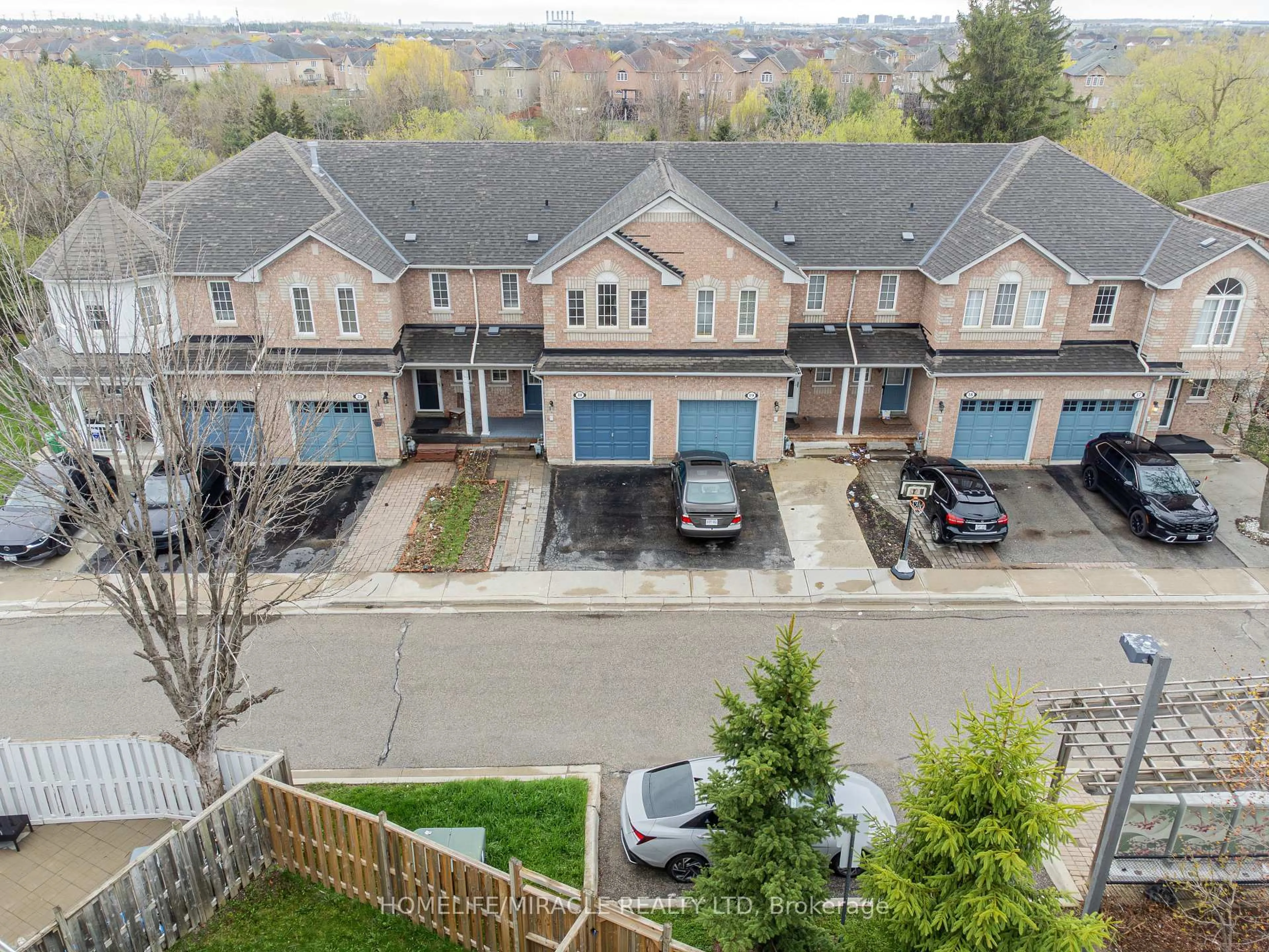 A pic from outside/outdoor area/front of a property/back of a property/a pic from drone, street for 21 Eastview Gate #20, Brampton Ontario L6P 1P6