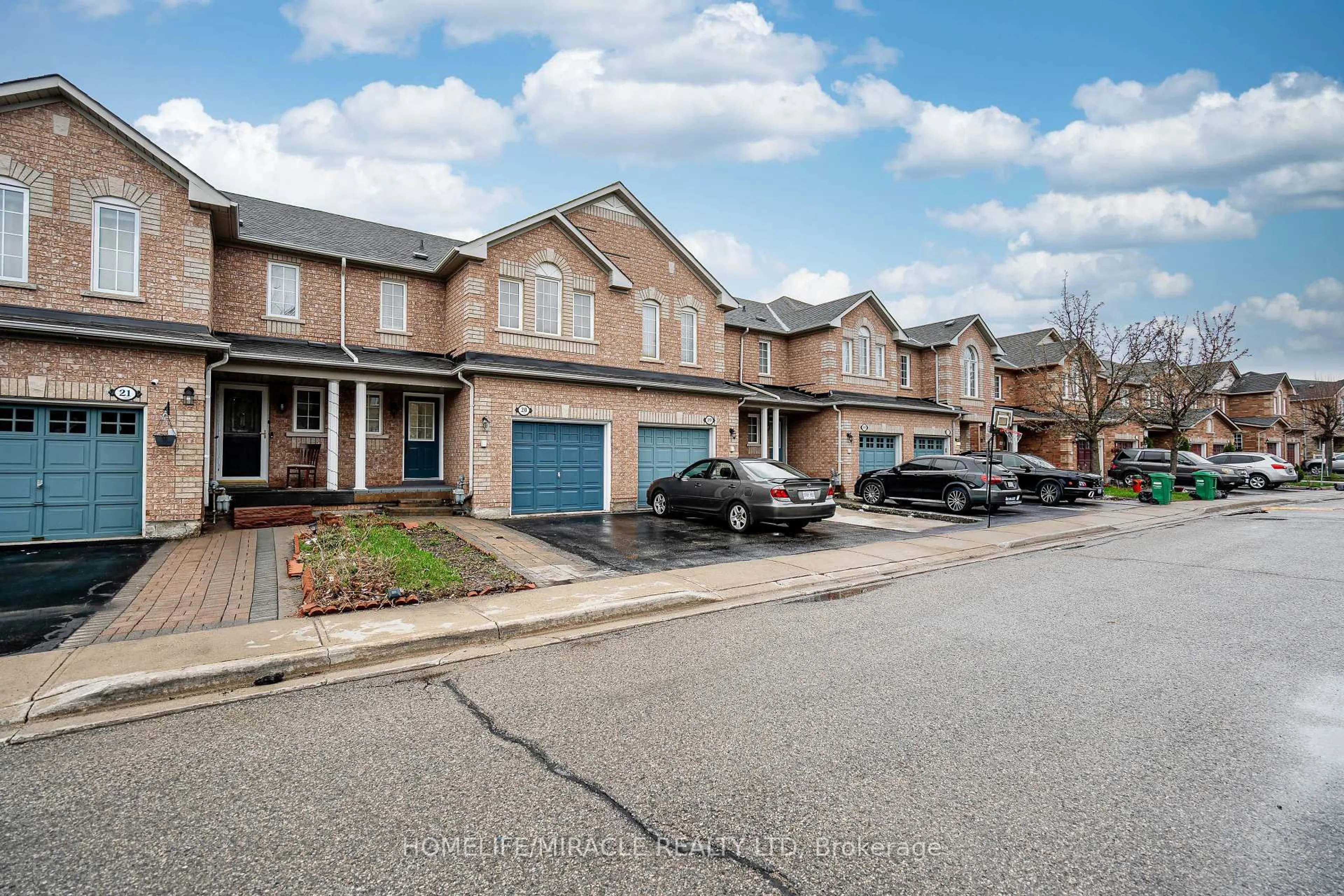 A pic from outside/outdoor area/front of a property/back of a property/a pic from drone, street for 21 Eastview Gate #20, Brampton Ontario L6P 1P6
