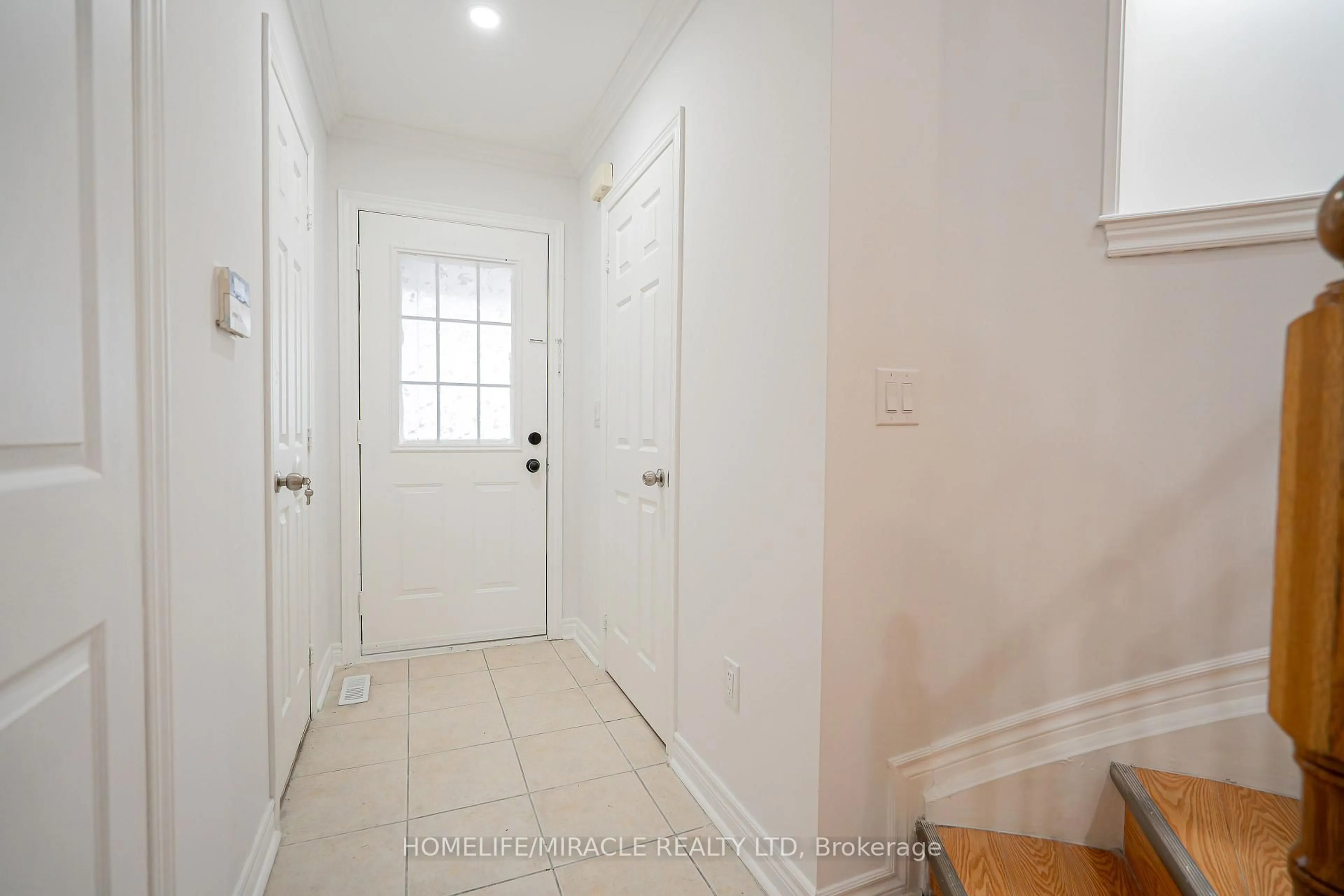 Indoor entryway for 21 Eastview Gate #20, Brampton Ontario L6P 1P6