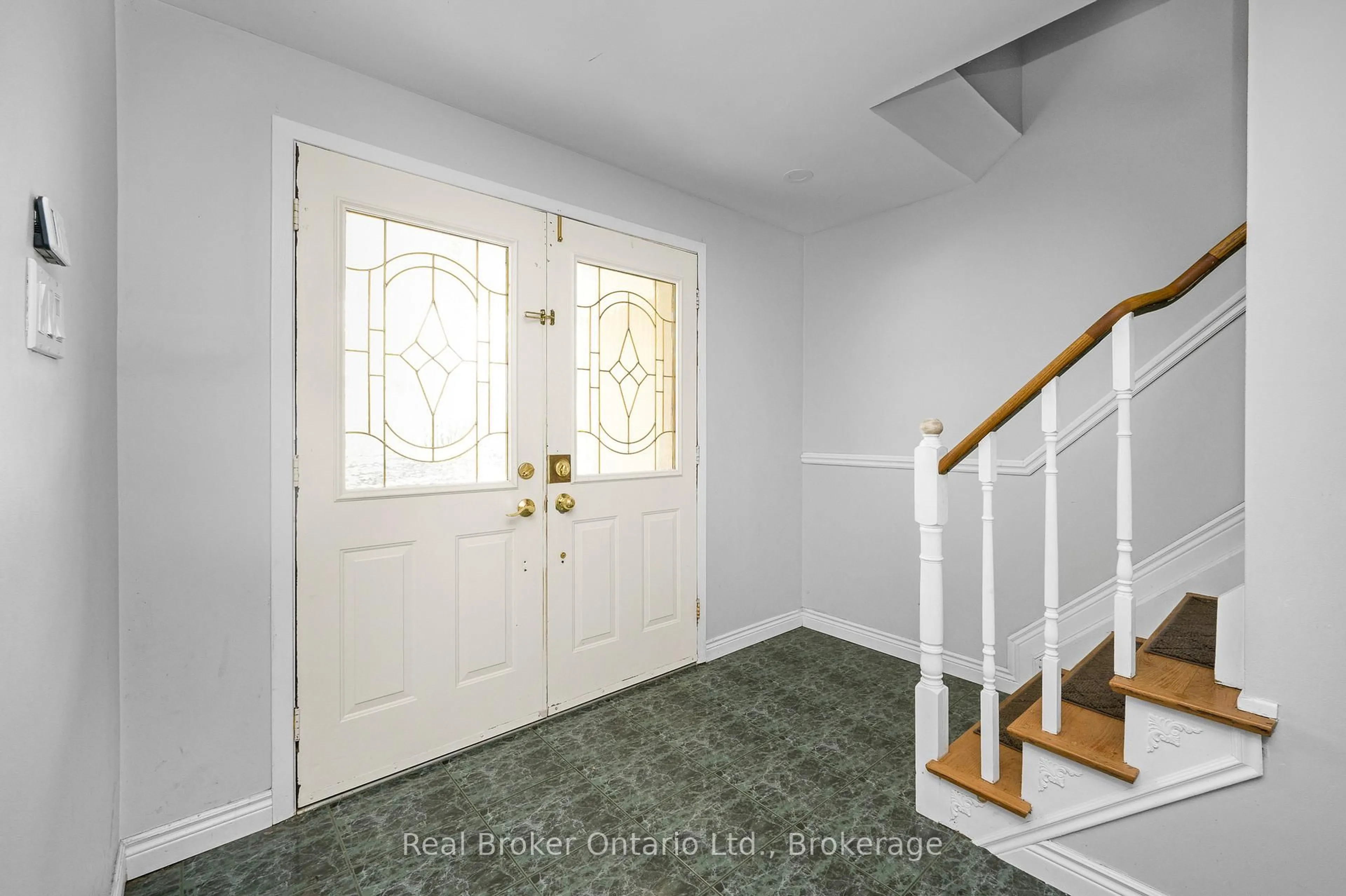 Indoor entryway for 2344 Devon Rd, Oakville Ontario L6J 5R5