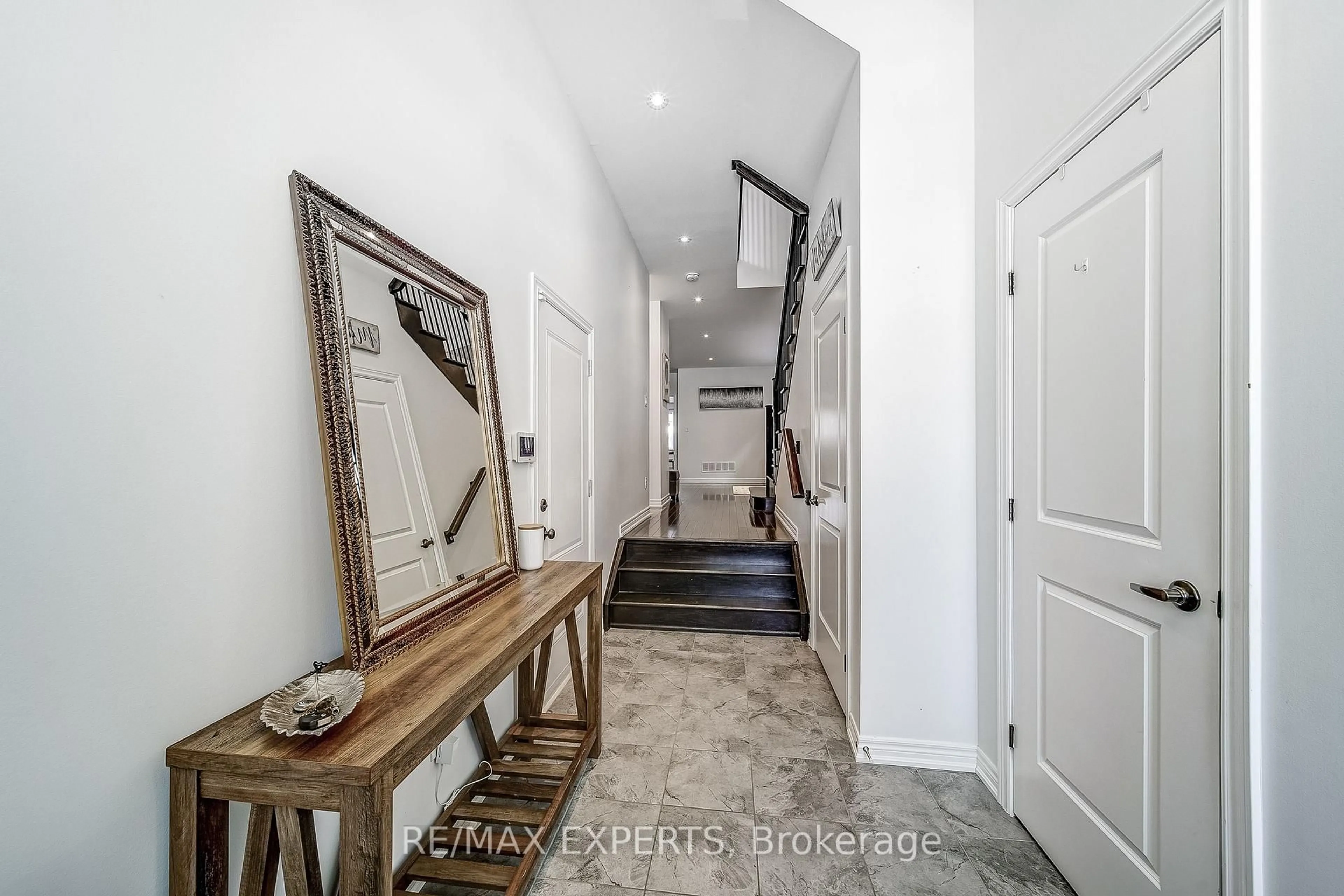 Indoor entryway for 60 Humbershed Cres, Caledon Ontario L7E 2X4