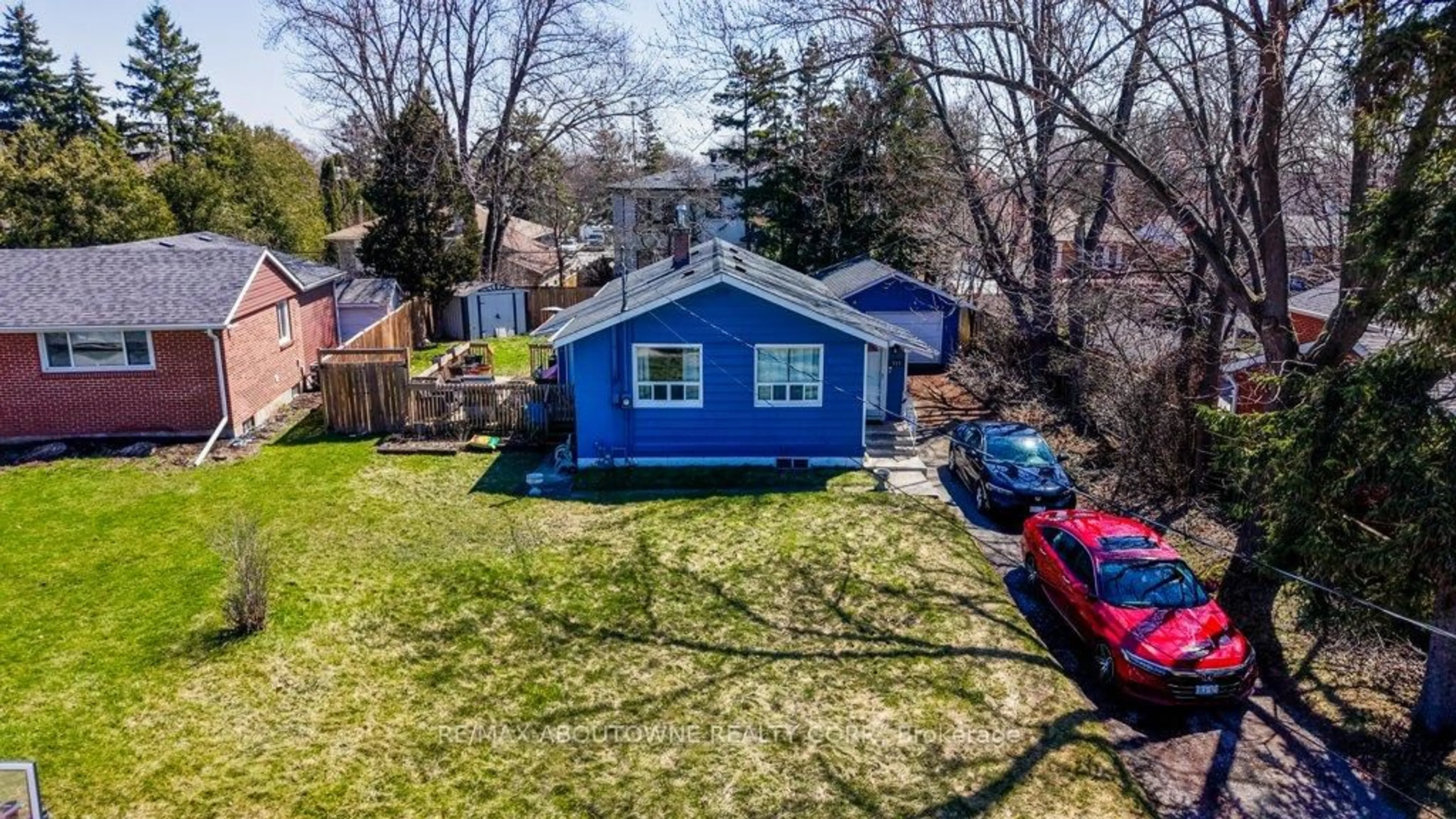 A pic from outside/outdoor area/front of a property/back of a property/a pic from drone, street for 114 Ringwood Rd, Oakville Ontario L6H 1K2
