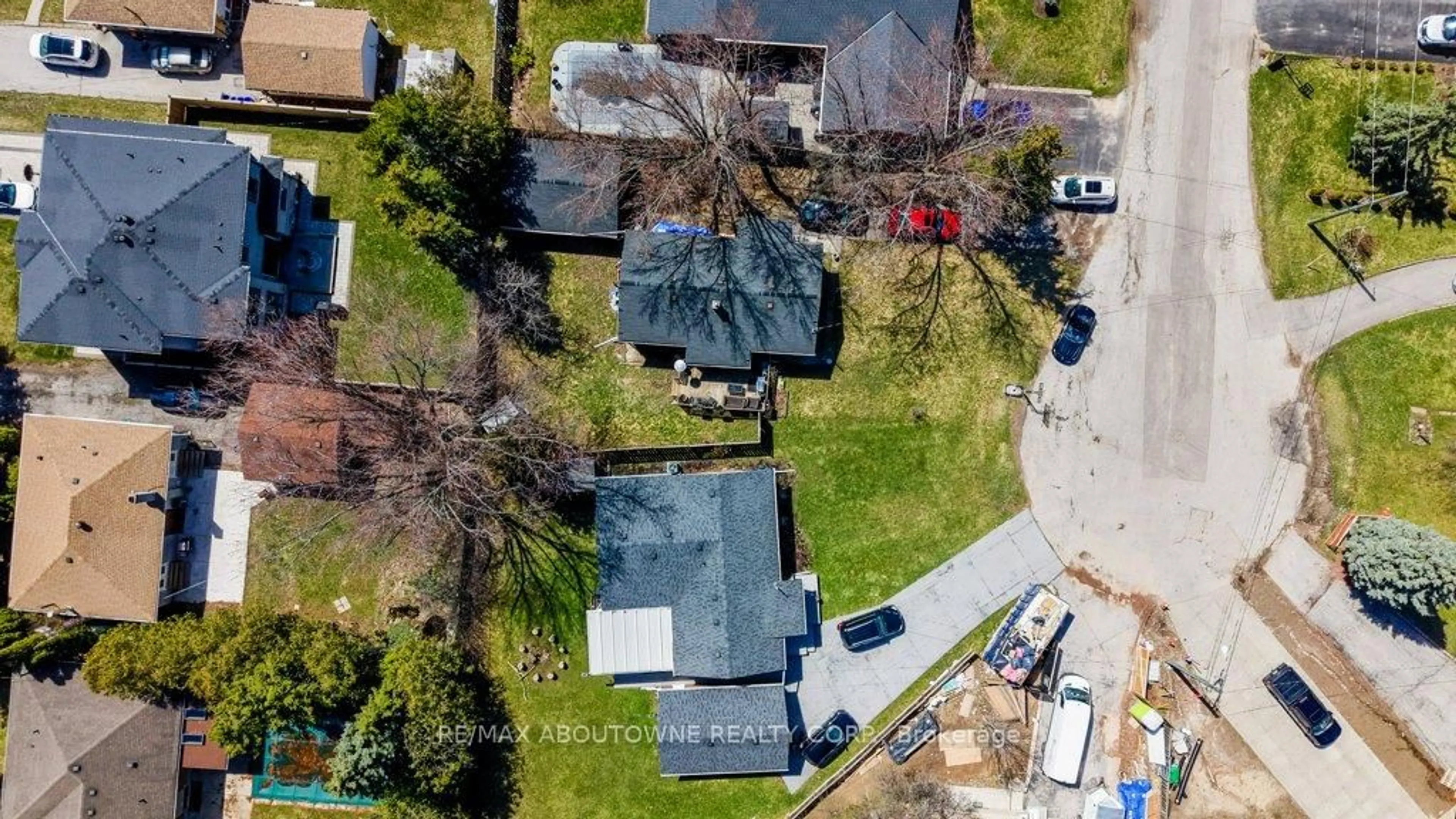 A pic from outside/outdoor area/front of a property/back of a property/a pic from drone, street for 114 Ringwood Rd, Oakville Ontario L6H 1K2