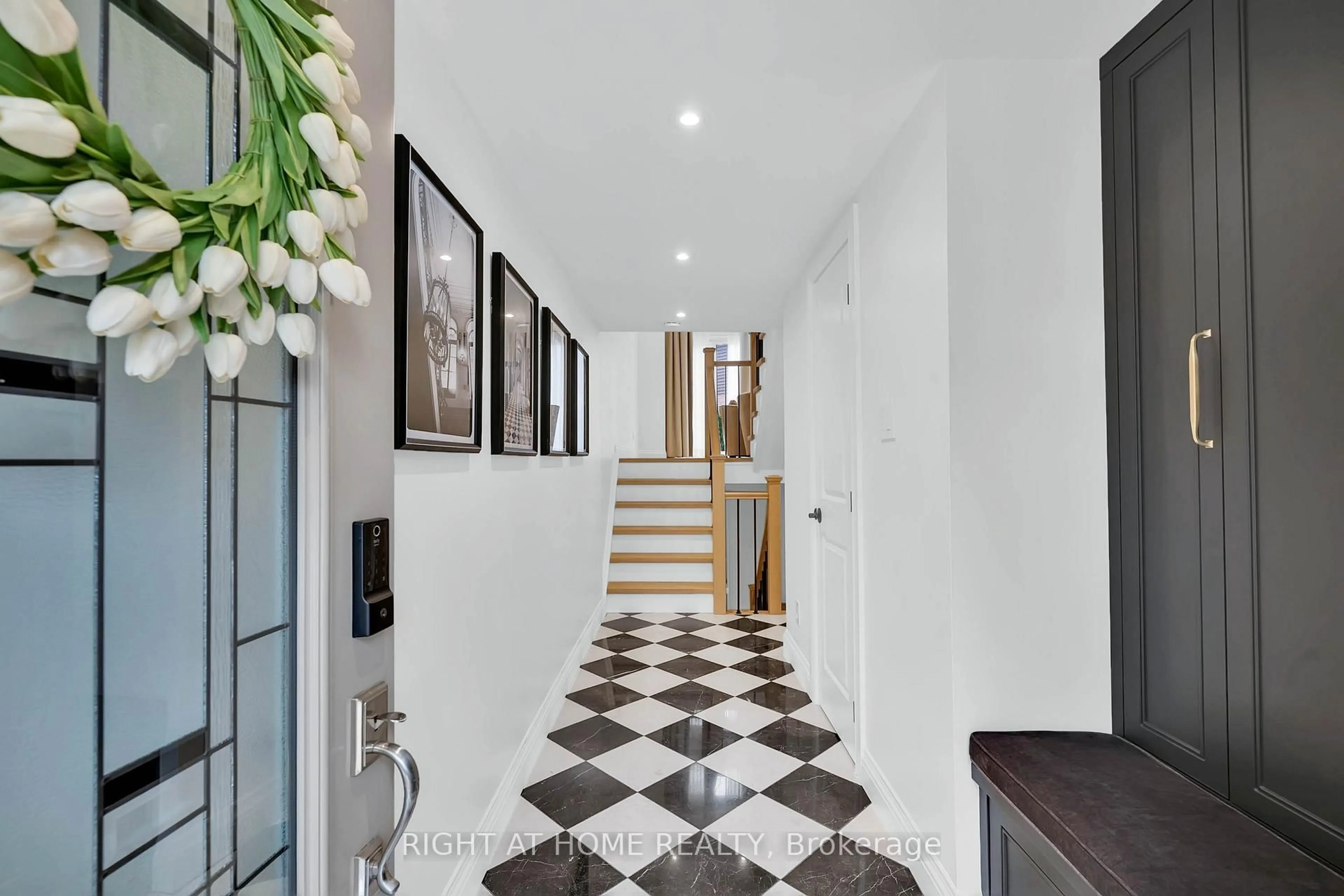 Indoor foyer for 4165 Fieldgate Dr #43, Mississauga Ontario L4W 2M9