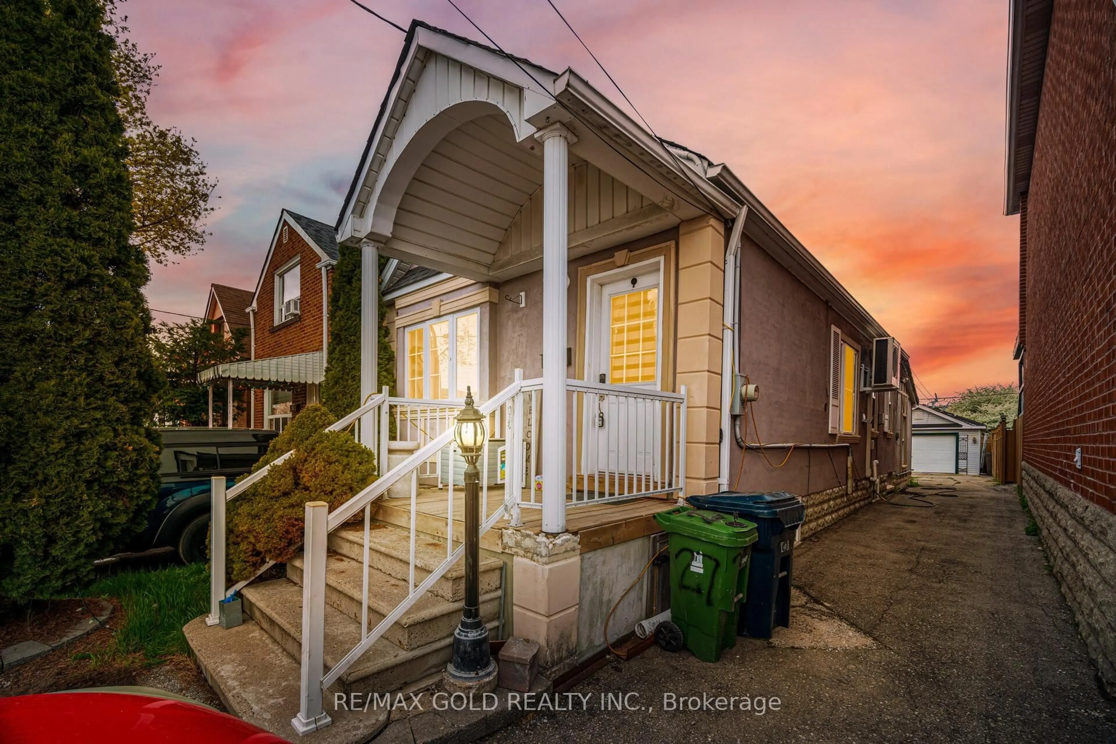 A pic from outside/outdoor area/front of a property/back of a property/a pic from drone, street for 27 Aileen Ave, Toronto Ontario M6M 1E5
