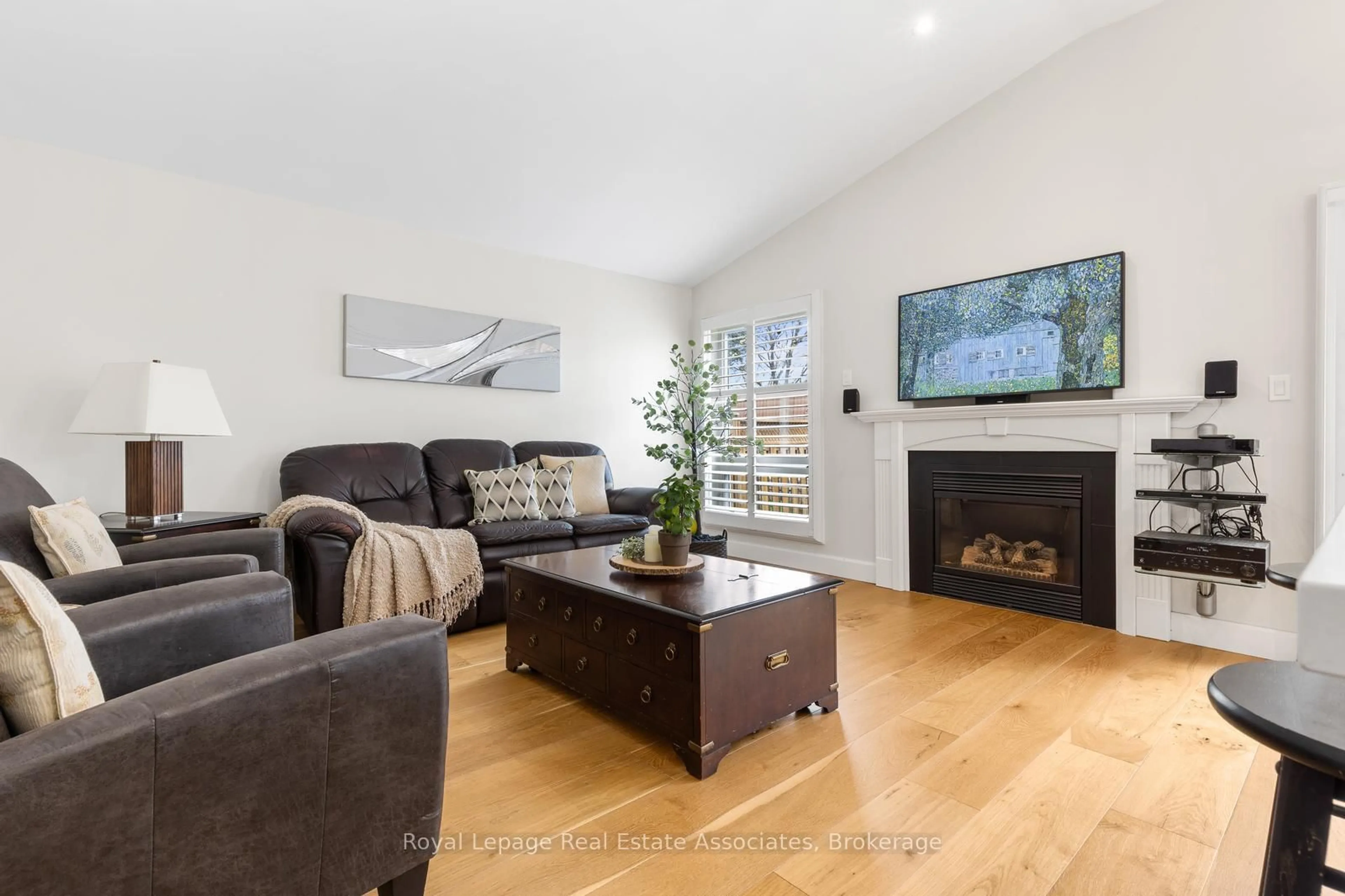 Living room with furniture, wood/laminate floor for 1818 Bridlington Crt, Mississauga Ontario L5N 7L1