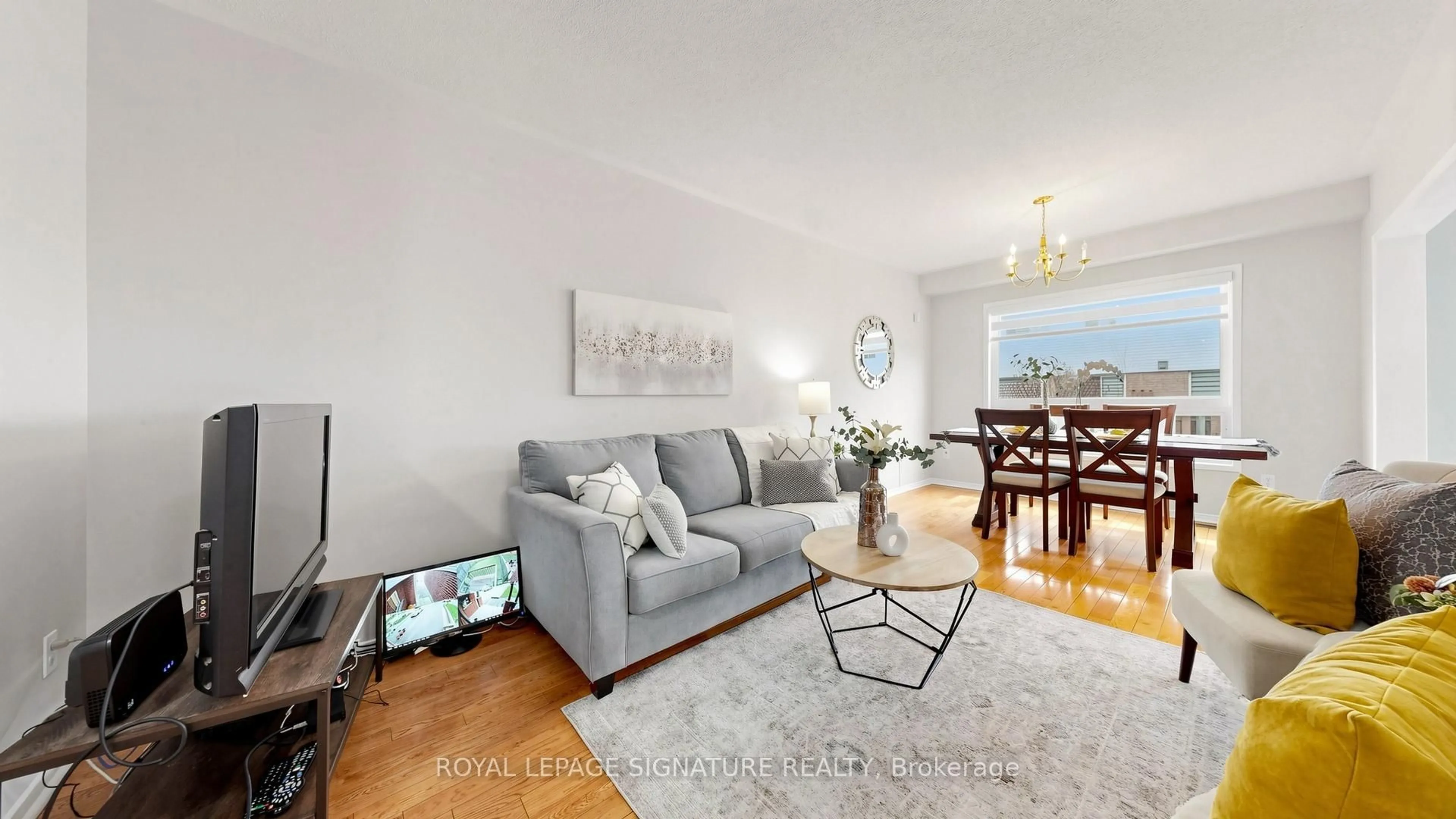 Living room with furniture, wood/laminate floor for 6086 Windfleet Cres, Mississauga Ontario L5V 2Z6
